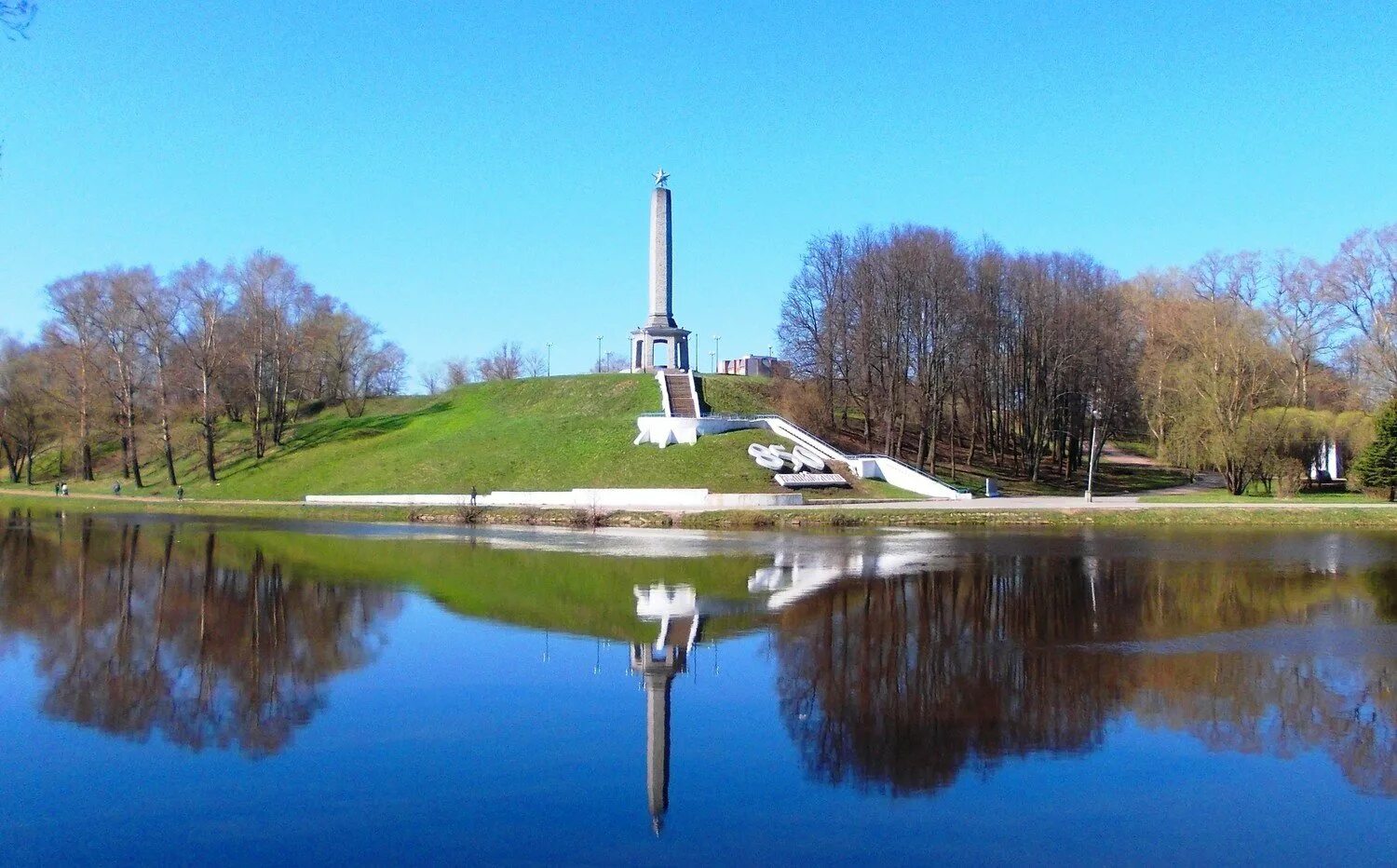 Где находится город луков. Обелиск славы великие луки. город великие луки псковской области. псков достопримечательности великие луки. крепость великие луки 850 лет.