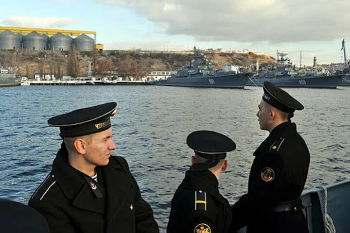 Служащий военно морского флота. Старший матрос ВМФ ЧФ. Служба на флоте. Служба в военно-морском флоте. Форма Черноморского флота.