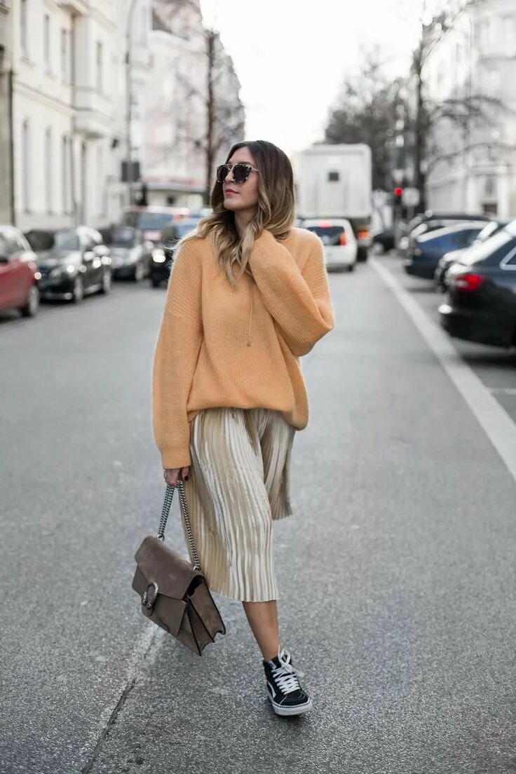 Образ оверсайз. Стрит стайл оверсайз. Джемпер оверсайз стрит стайл. Oversize outfit стиль. Стиль “Oversize” 2021.
