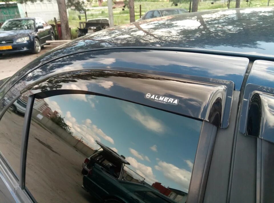 Almera 2007. Ветровики на ниссан альмера н16. Альмера с дефлекторами. Ниссан альмера н16 дефлекторы окон. Nissan almera b10 с ветровиками.