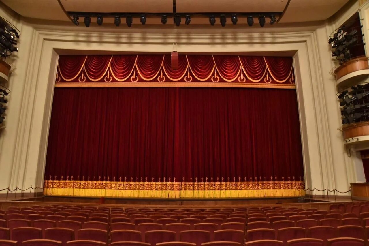 Оперный театр Новосибирск большой зал. НОВАТ Новосибирск большой зал. НОВАТ Новосибирск большая сцена. Оперный зал НОВАТ Новосибирск.