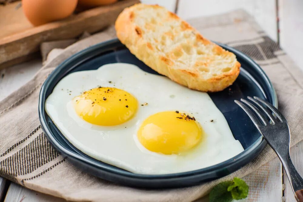 яичница. яичница глазунья. омлет на завтрак. глазунья из двух яиц. яичница из 2 яиц.