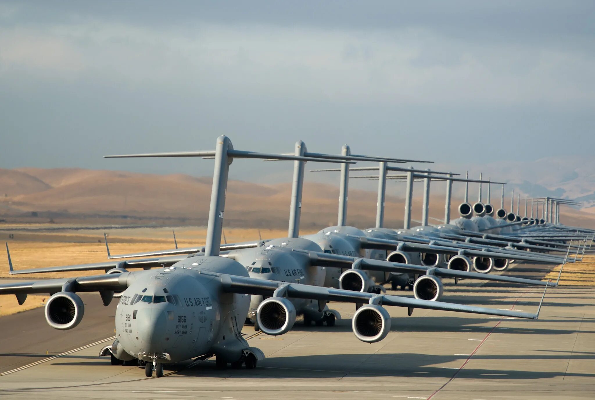 Самолет c-17 globemaster iii. Американский грузовой самолет. Самолет c-17 globemaster iii. Boeing c-17 globemaster. Американский грузовой самолет.