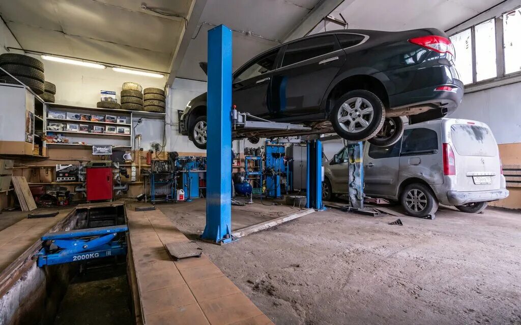 автосервис гатчина. правильный автосервис. автосервис внутри. корпоративная расцветка автосервисов. свет в автосервисе.