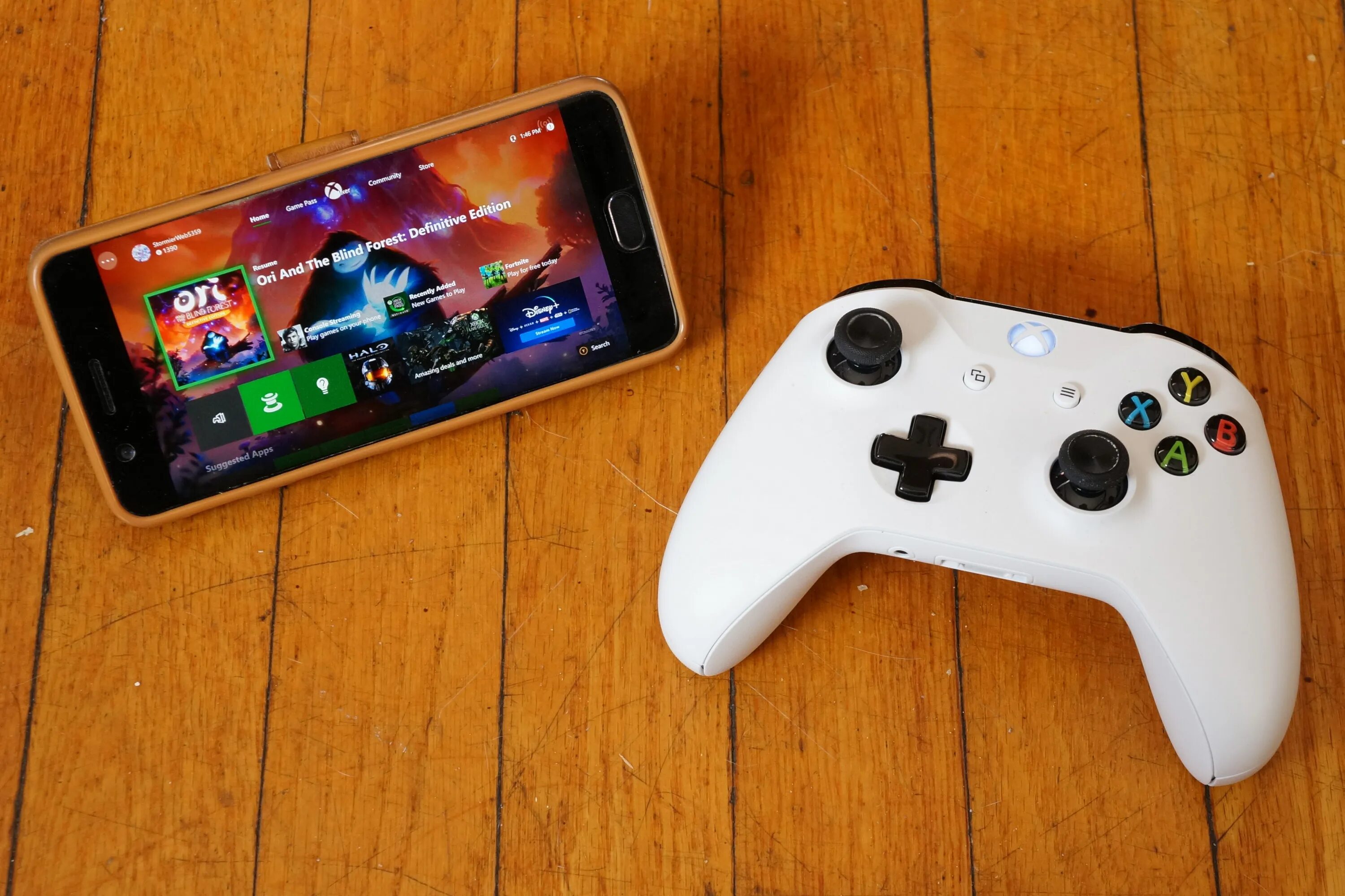 Xbox телефон. Стриминговые сервисы игровые. Игры на xbox через телефон. Remote игра. Xbox телефон.