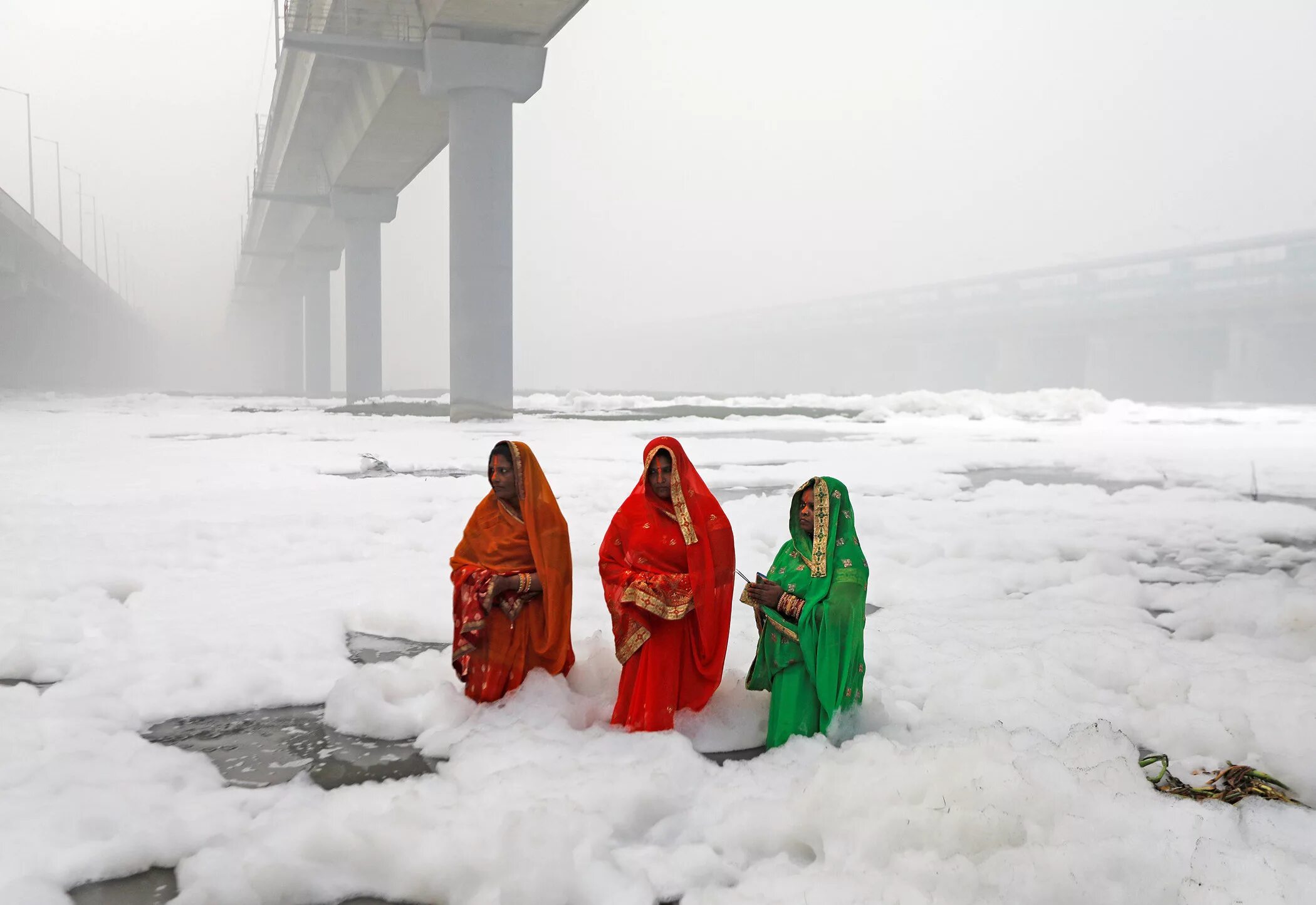 Река Джамна Индия. Река Ямуна в Индии. Зима в Индии. Снег в Индии.