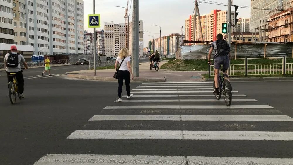 Пешеходный переход. Пешеход на переход. Велосипедист на пешеходном переходе. Велосипедист на переходе. Велосипедист по пешеходному переходу должен