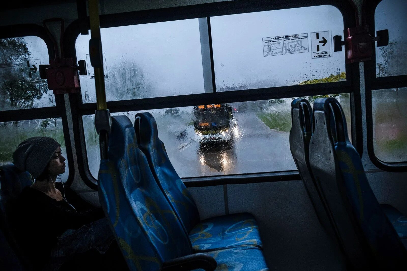 Каждое утро автобус. Автобус дождь. Автобус под ливнем. Одинокий автобус под дождем. Автобус с оркестром.