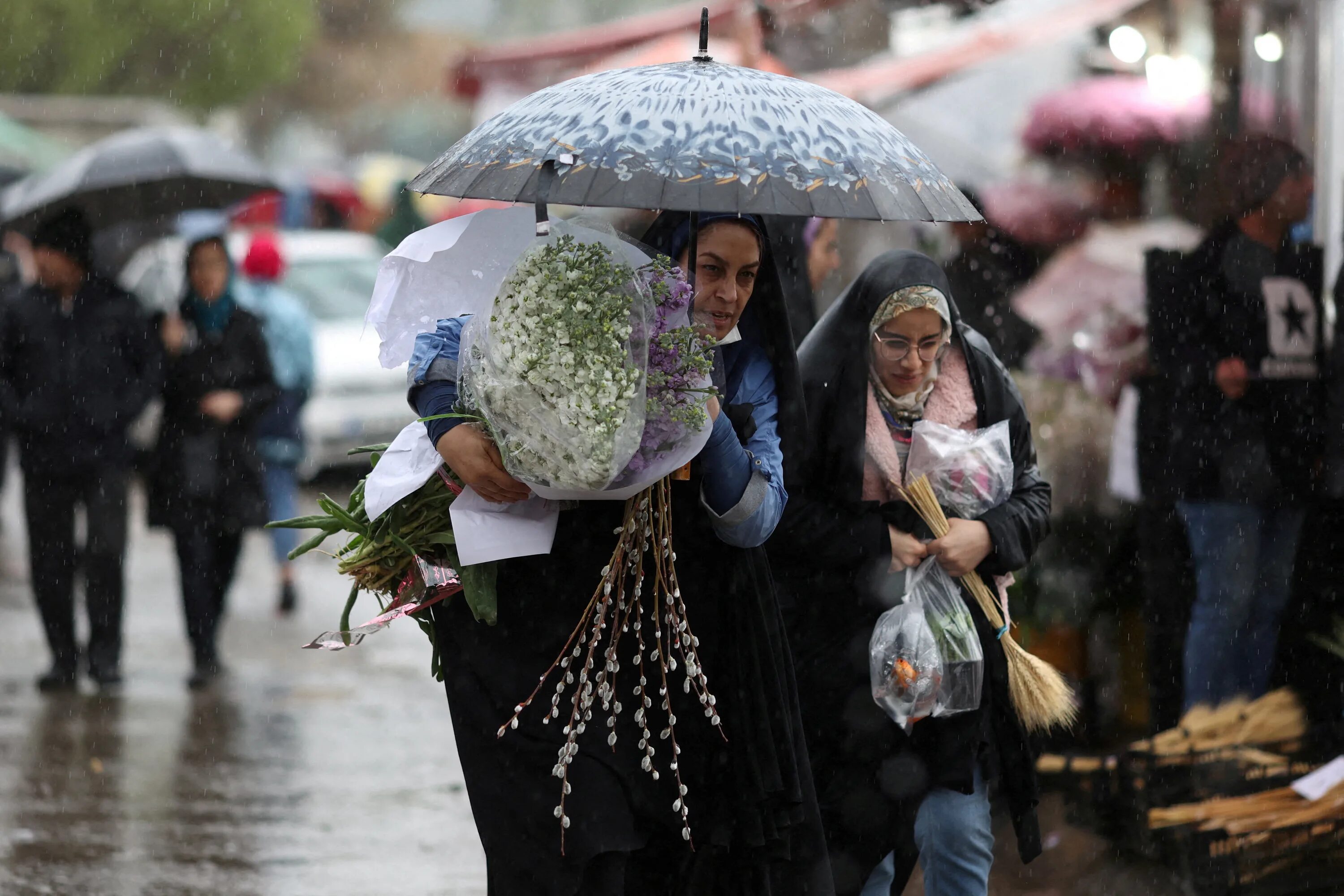 Ответит ли иран. Мусульмане женщины. Иранские девушки на улице. Женщина в хиджабе. Тегеран девушки.