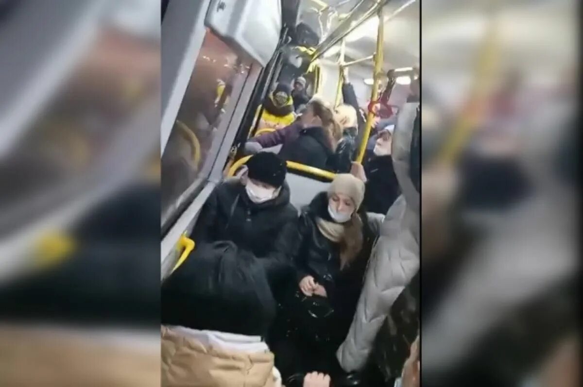 Воронежцы жалуются на автобус. Пожаловаться на маршрутку. Давка в автобусе Харькова. Кемеровчане пожаловались на переполненные людьми трамваи. Https aif ru society