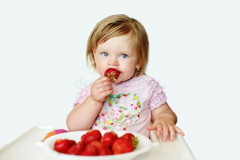 Ребенок ест клубнику. Мальчик кушает клубничку. Ребенок ест клубнику фото. Малыш кушает клубнику. Ребенок съел крем