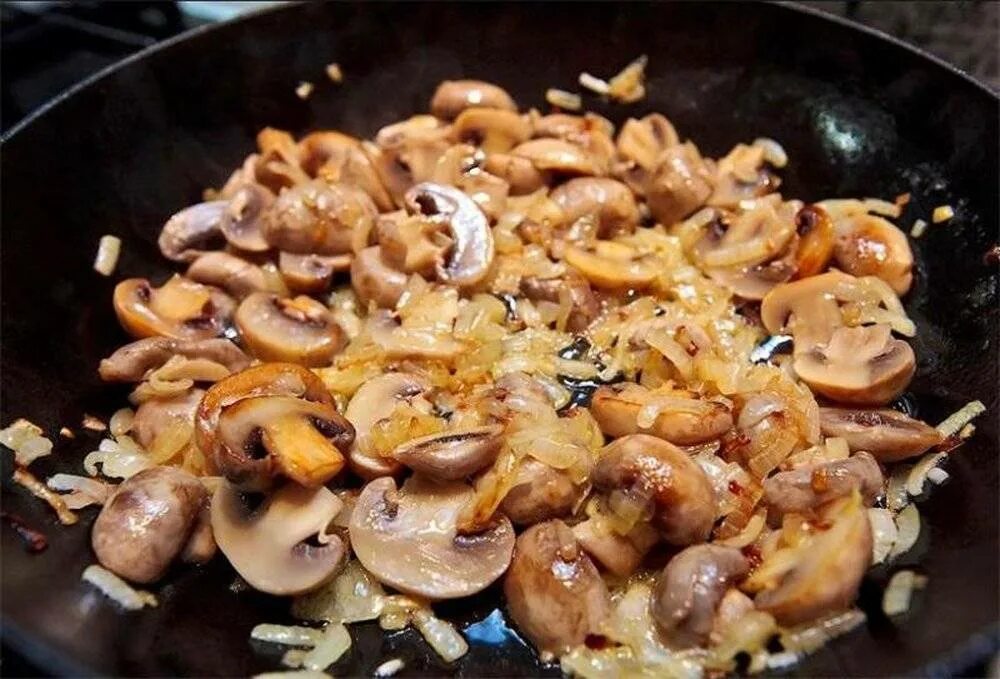 Вкусно пожарить шампиньоны на сковороде с луком. Жареные шампиньоны. жареные шампиньоны с луком. жареные шампиньоны на сковороде. жареные грибочки.