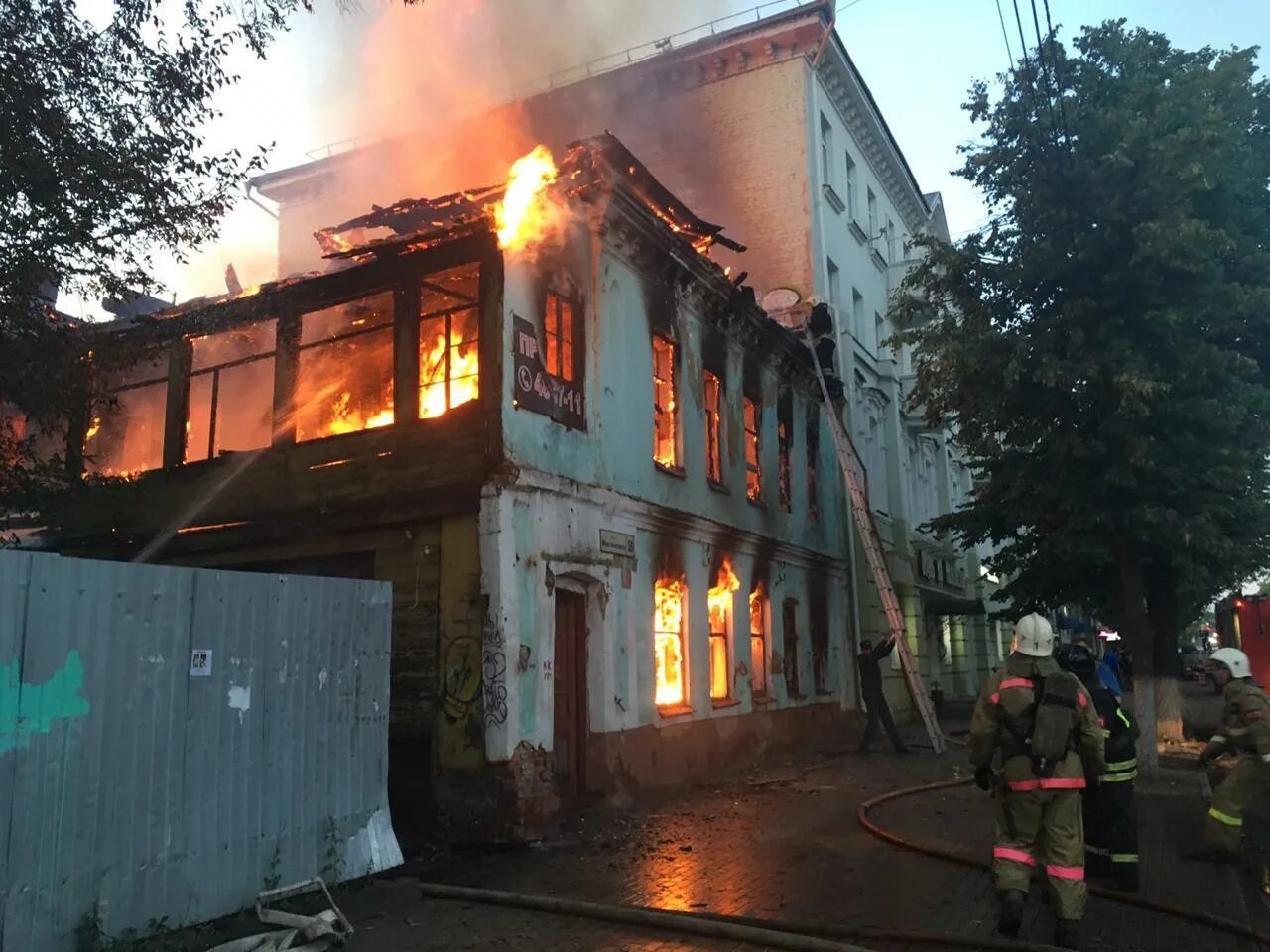 Орёл улица пожарная 28. Пожар в Орле. Орел сгорел дом. Пожар в Орле вчера. Вчера и сегодня дом