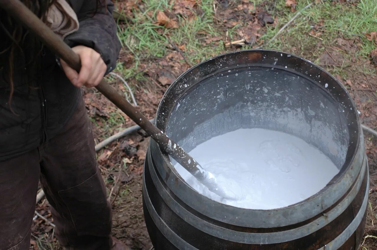 Известковая вода как приготовить. Гашение извести для побелки. Гашеная известь для огорода. Известка гашение. Раствор гашеной извести.