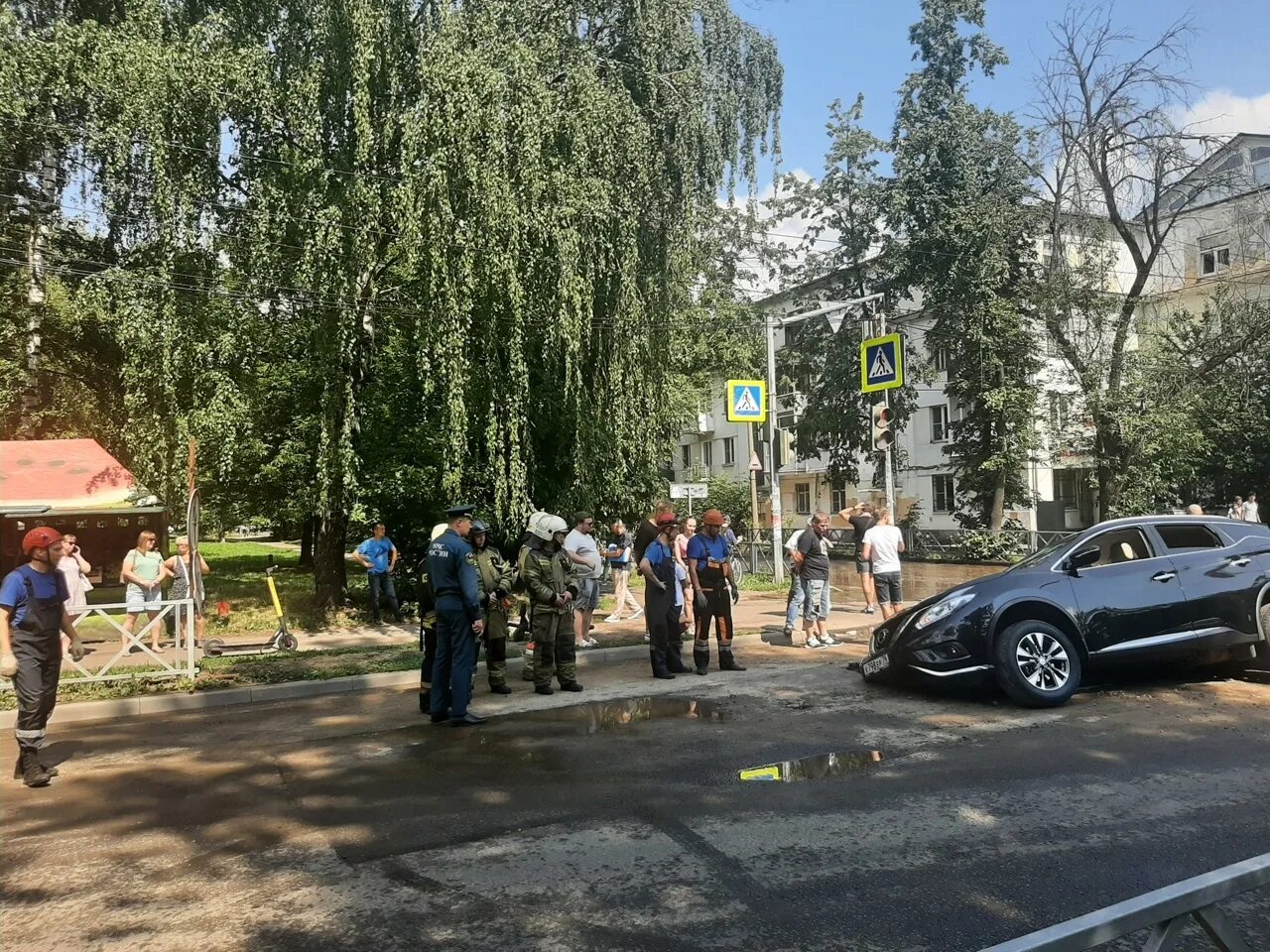 Чп в ярославской области. Машина провалилась под асфальт Ярославль. Ярославль улицы. Центр города.