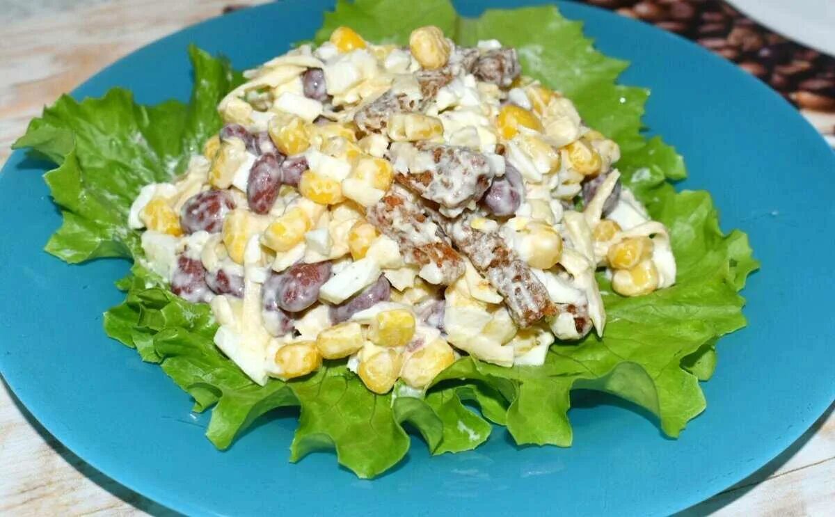 Салат с кукурузой консервированной фасолью и сухариками. Салат кукуруза фасоль сухарики сыр. салат ветчина фасоль кукуруза сухарики. салат с фасолью и сухариками и кукурузой и курицей. салат ветчина сыр кукуруза сухарики.