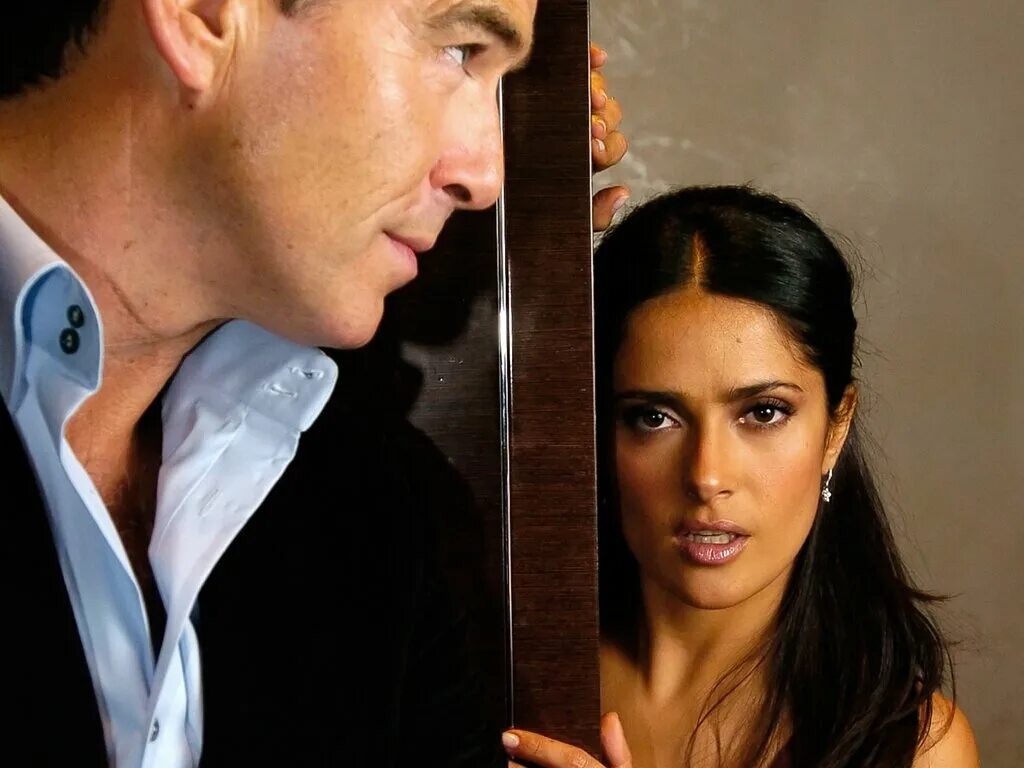 после заката фильм 2004. сальма хайек и джессика альба в фильме. пирс броснан и сальма хайек в фильме. пирс броснан сальма хайек. пирс броснан сальма хайек.