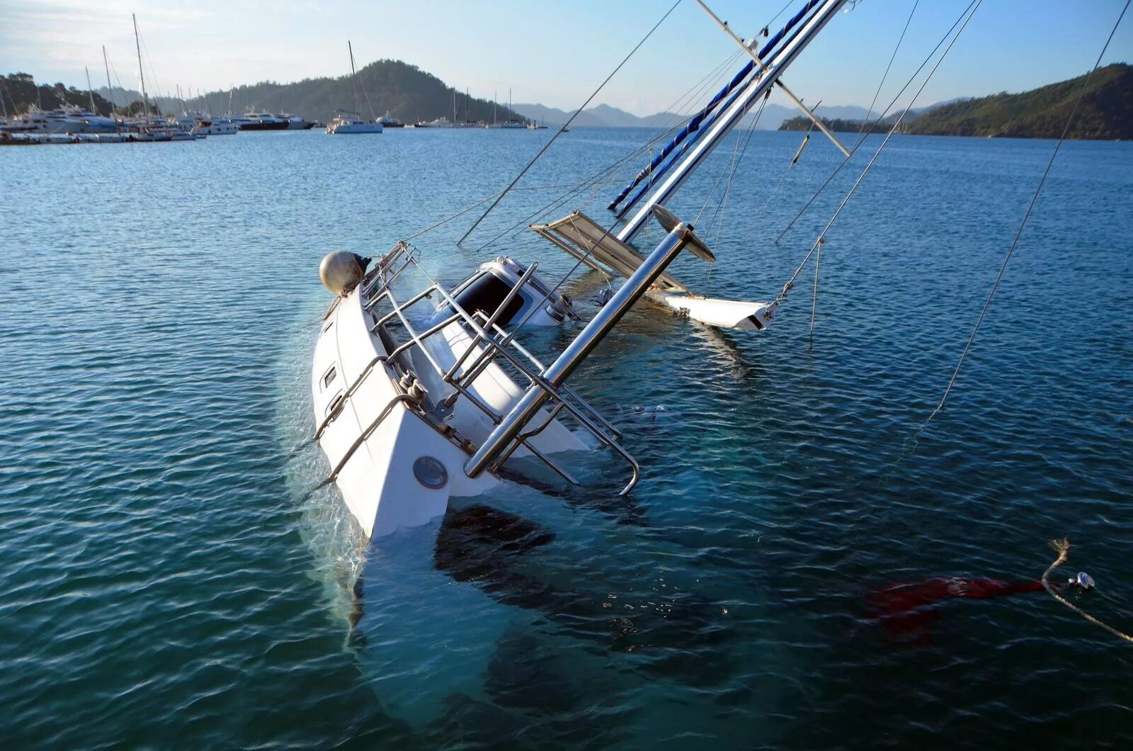 Перевернутая яхта. Перевернулись яхты. Лодка перевернулась. Катер тонет. Оверкиль яхты.