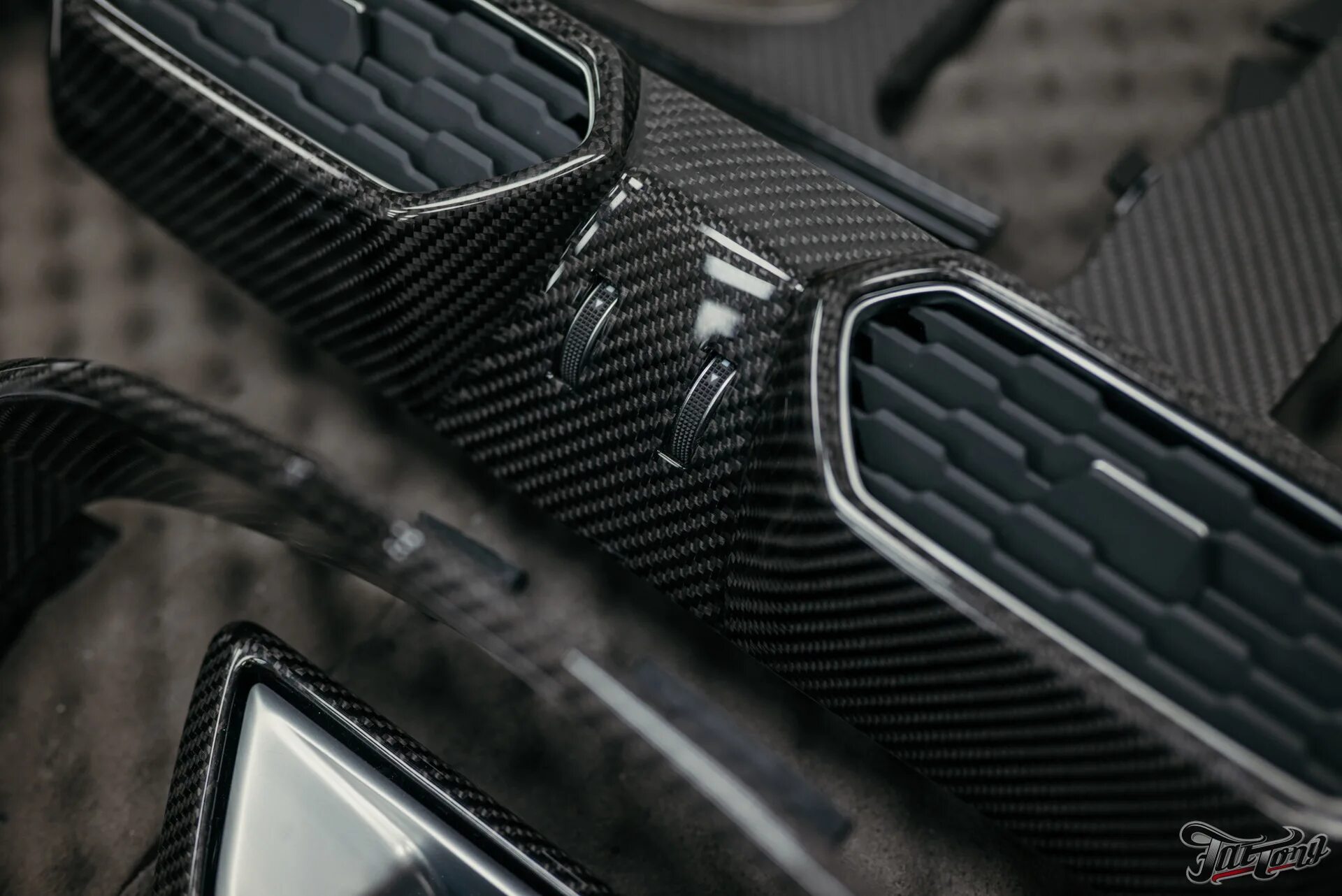 Карбон элемент. Карбоновые детали. Гранта ламинация углепластик карбон. Углевод химический элемент. Карбоновые детали.