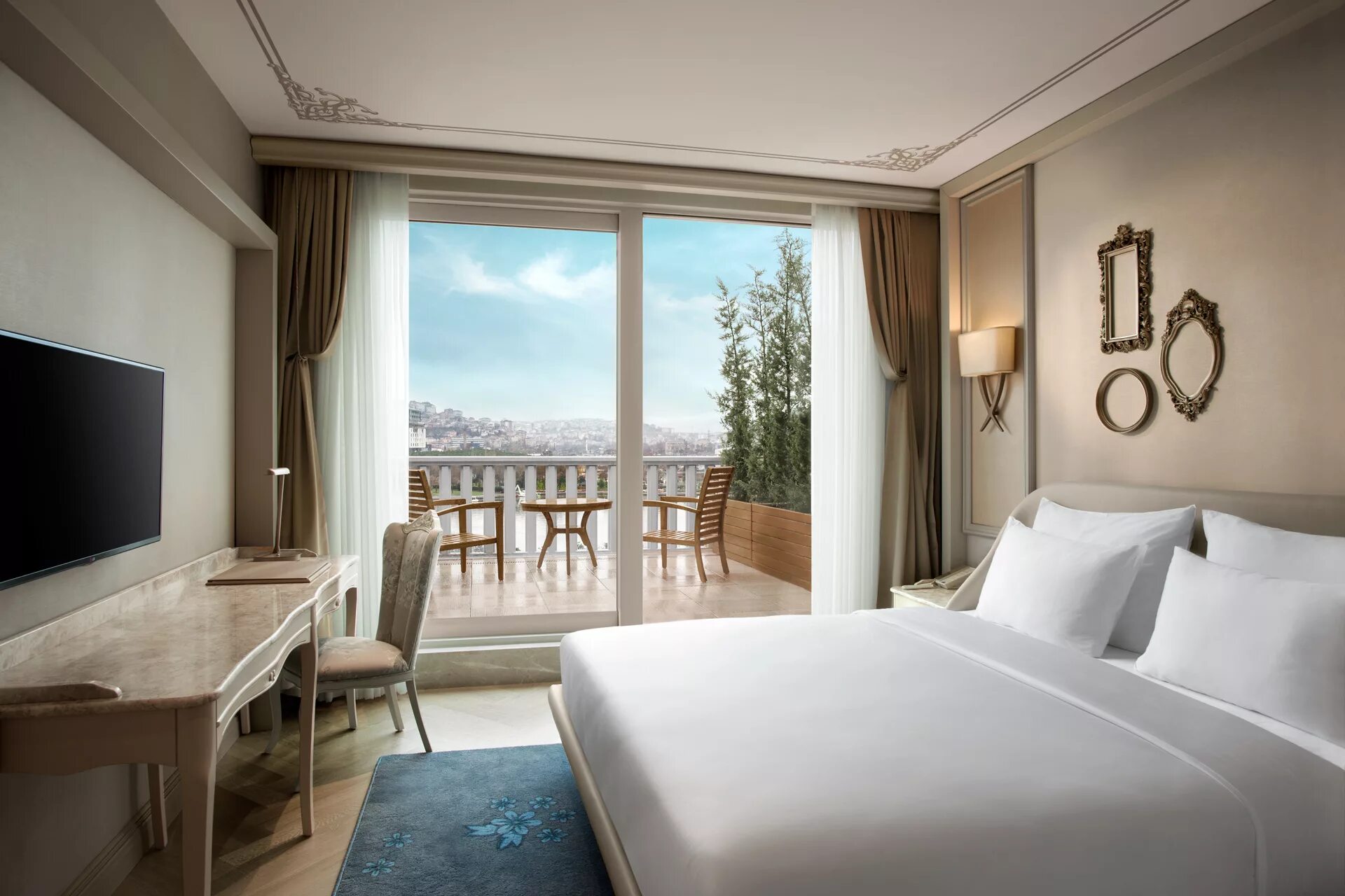 Балконом в номере есть. Отель lazzoni стамбул. lazzoni hotel 5 стамбул. номер с балконом. гостиничный номер с балконом.