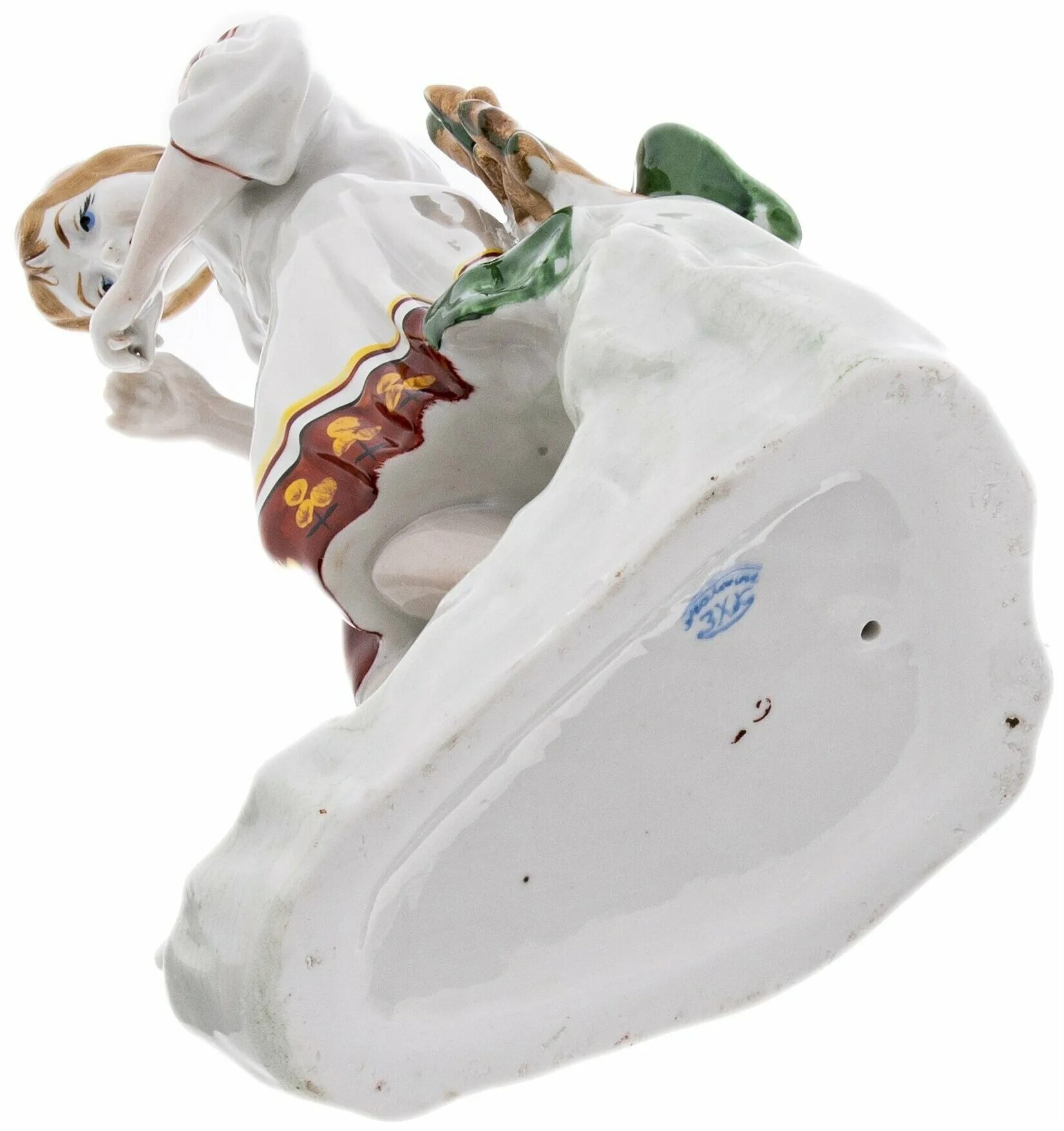 Гадать на статуэтке любви. Статуэтки символизирующие любовь. Любит ли он меня гадание на статуэтке. Гадание стату. Корона любви и статуэтка.