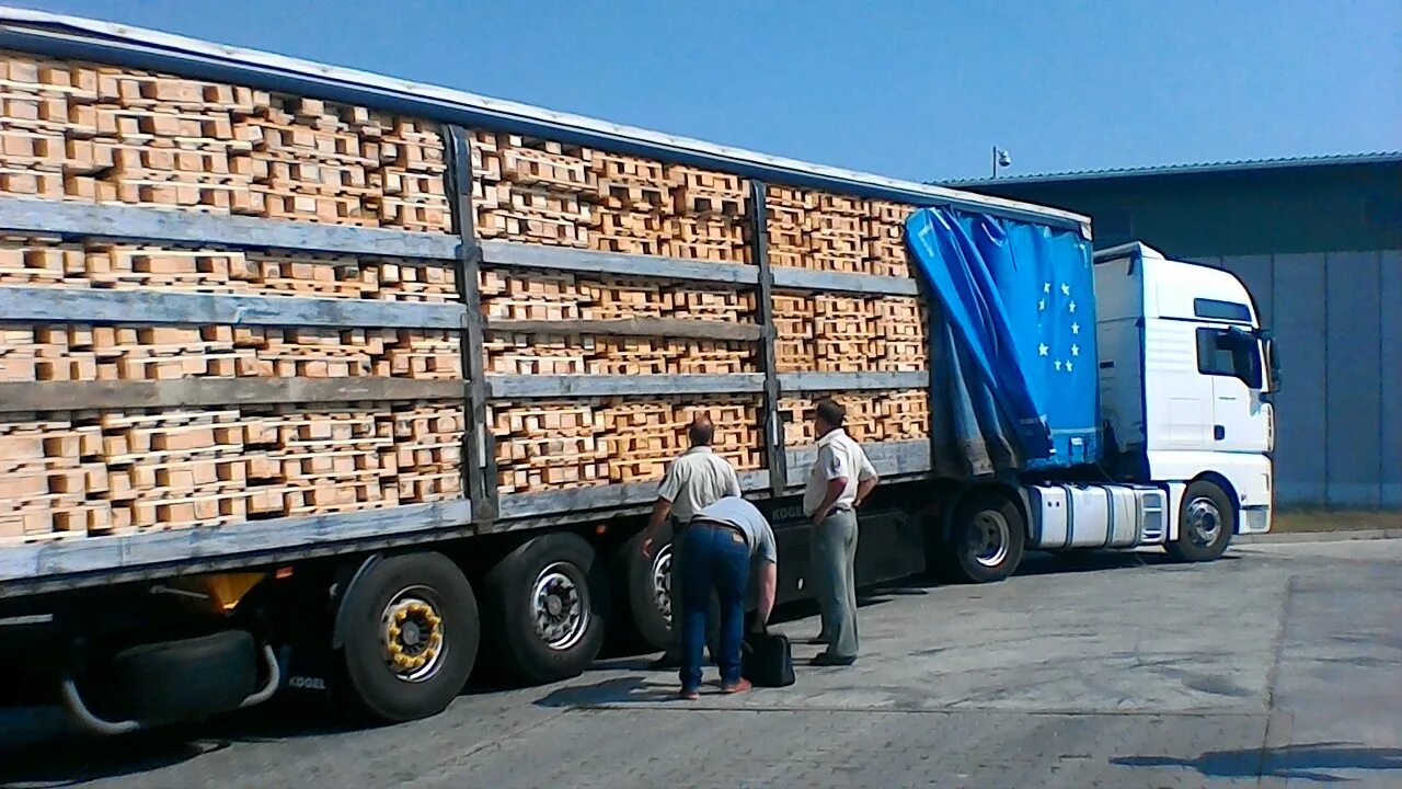 Грузить в первую очередь. Еврофура 33 паллета. Паллет в 20 тн фуру. Полуприцеп 40 паллет Кроне. Разгрузка фуры 33 паллета.