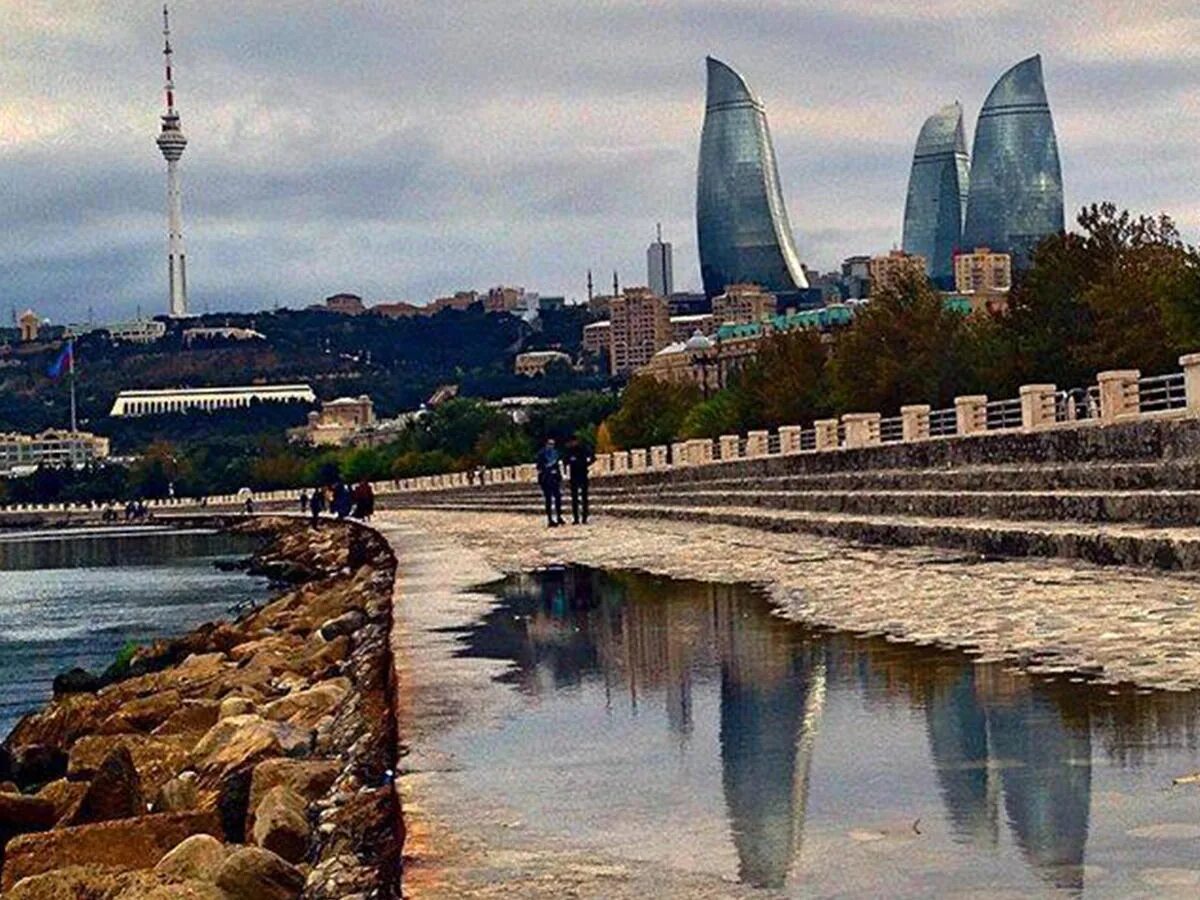 Баку погода сейчас. Баку климат. Город Баку Азербайджан климат. Пасмурно в Баку. Туман в Баку.