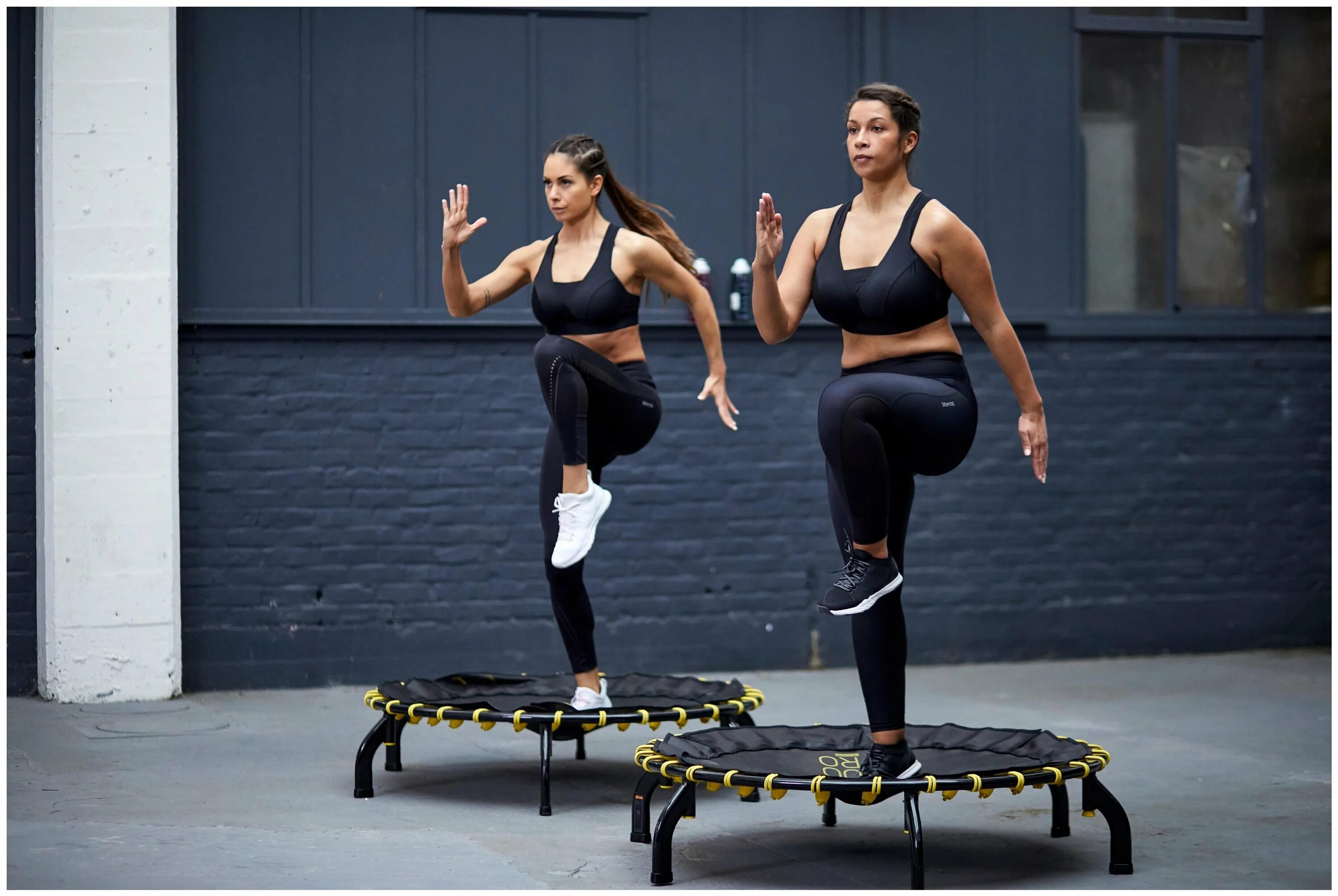 джампинг батут польза. фитнес на батутах. джампинг на батутах дети. джампинг фитнес на батутах. мини батуты для фитнеса с ручкой.