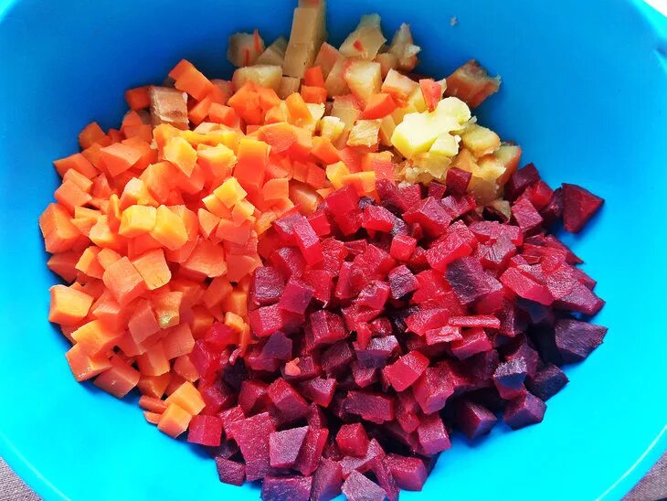 Заготовка на винегрет на зиму. Винегрет сколько моркови. Нарезка овощей для винегрета. Морковь для винегрета. Марковканарезана кубиками.