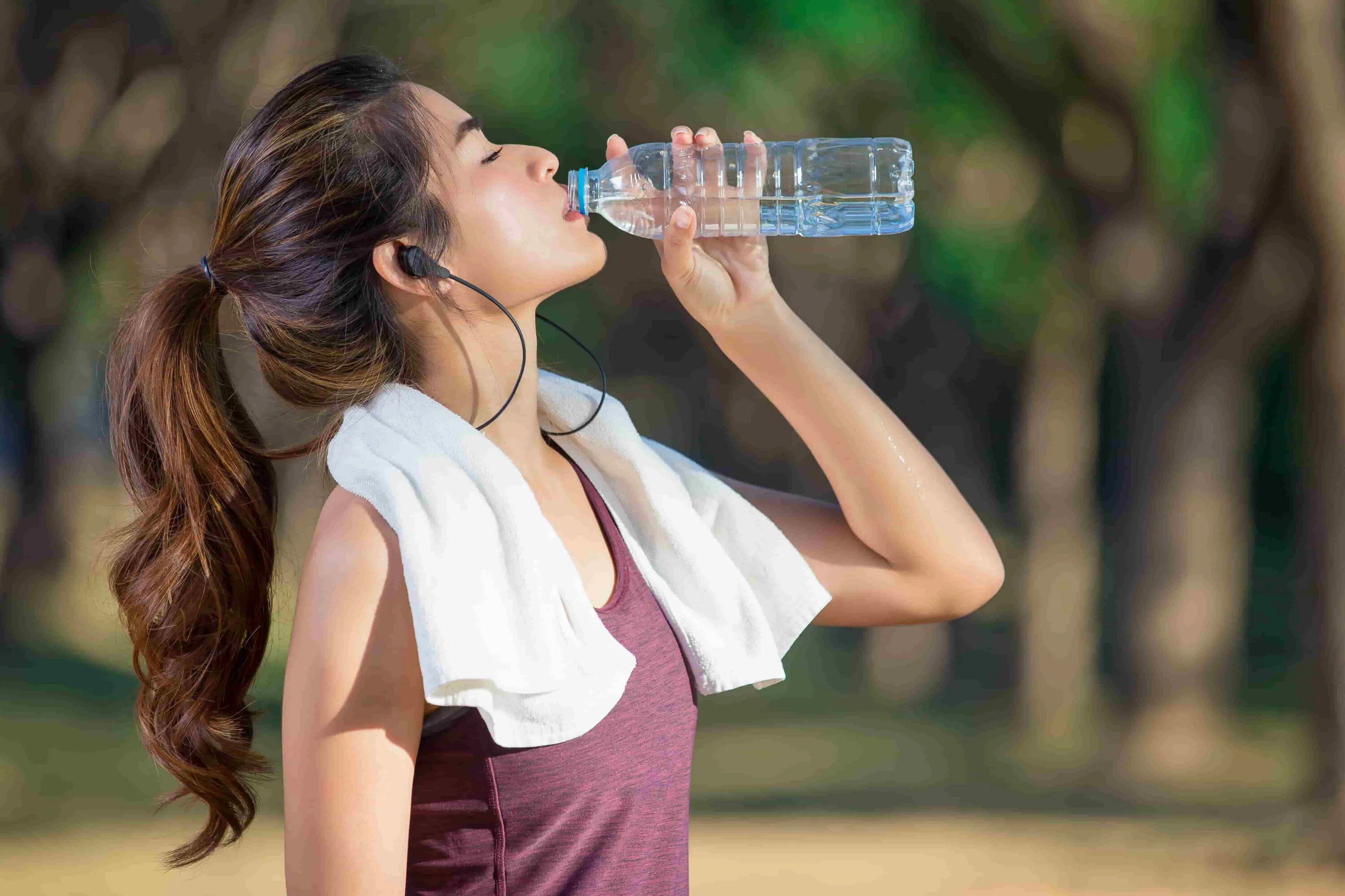 Without drinking. Девушка пьет воду. Девушка пьет воду из бутылки. Жевушкк пьет из бутылки. Девушка с бутылкой воды.