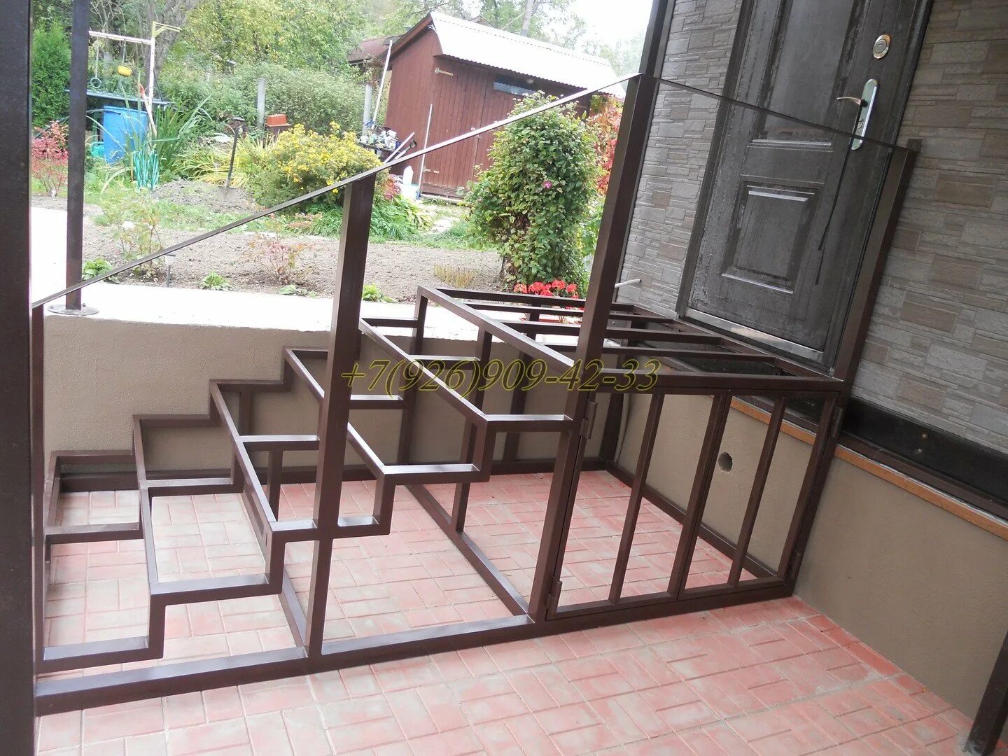 Каркас ступеней для крыльца из металла 2 ступени. Ступени на металлическом каркасе. Крыльцо на металлическом каркасе. Веранда из профильной трубы. Металлическая лестница для крыльца.