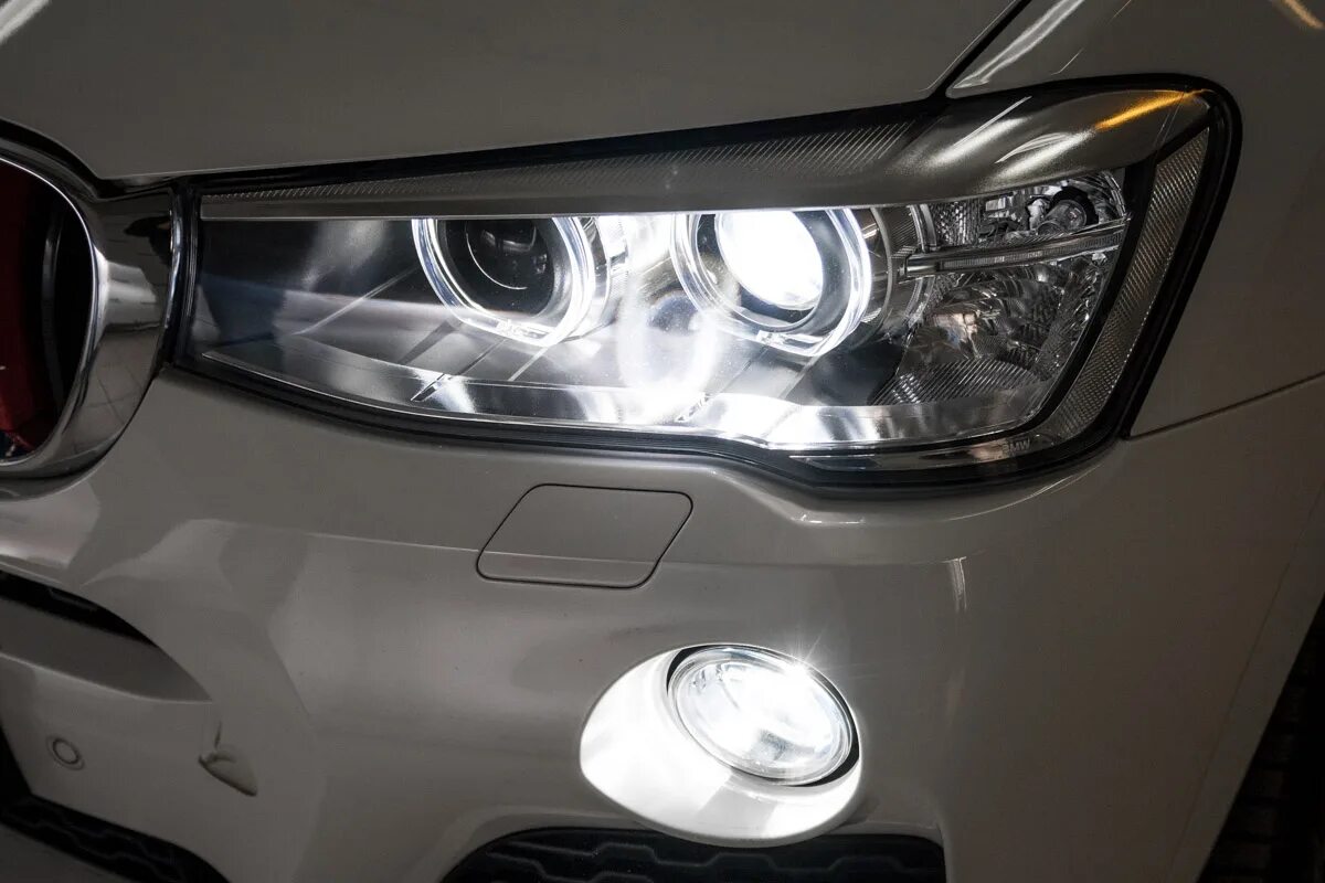 BMW x3 f25 led фары. BMW f25 ПТФ led. BMW x3 f25 реснички на фары. BMW f25 led фары. Фара на бмв х3