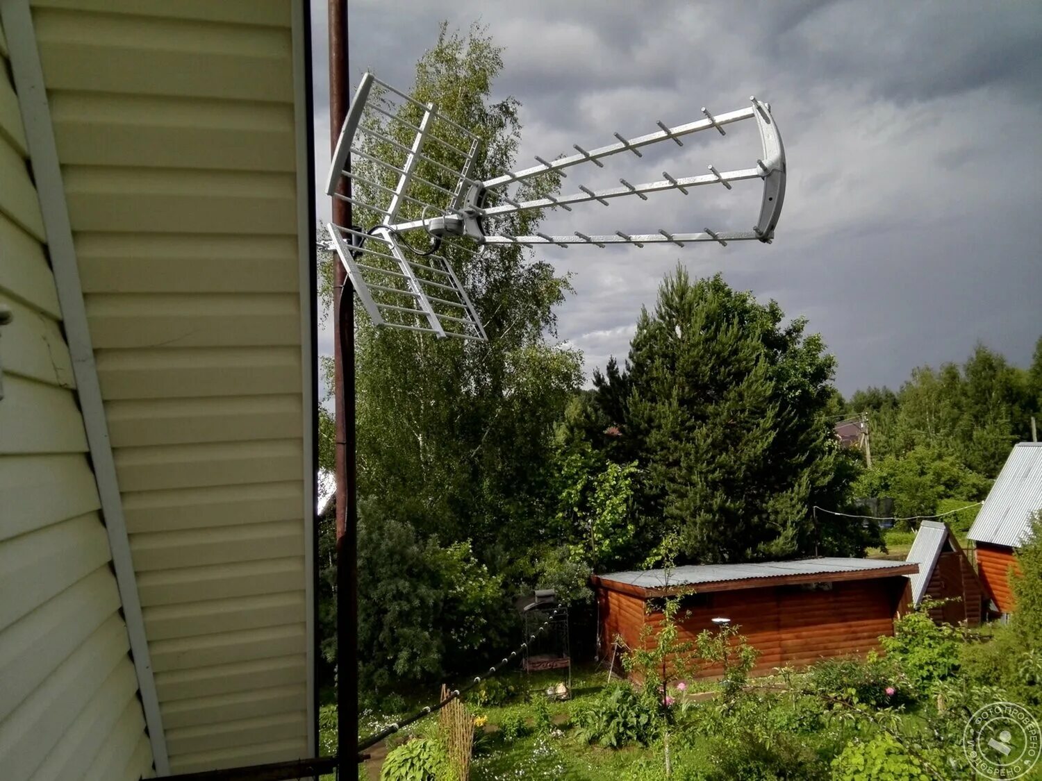 Антенны крепятся. Спутниковая антенна на даче. Антенна Дачная. Спутниковая антенна на крыше. Телевизионная антенна для дачи.