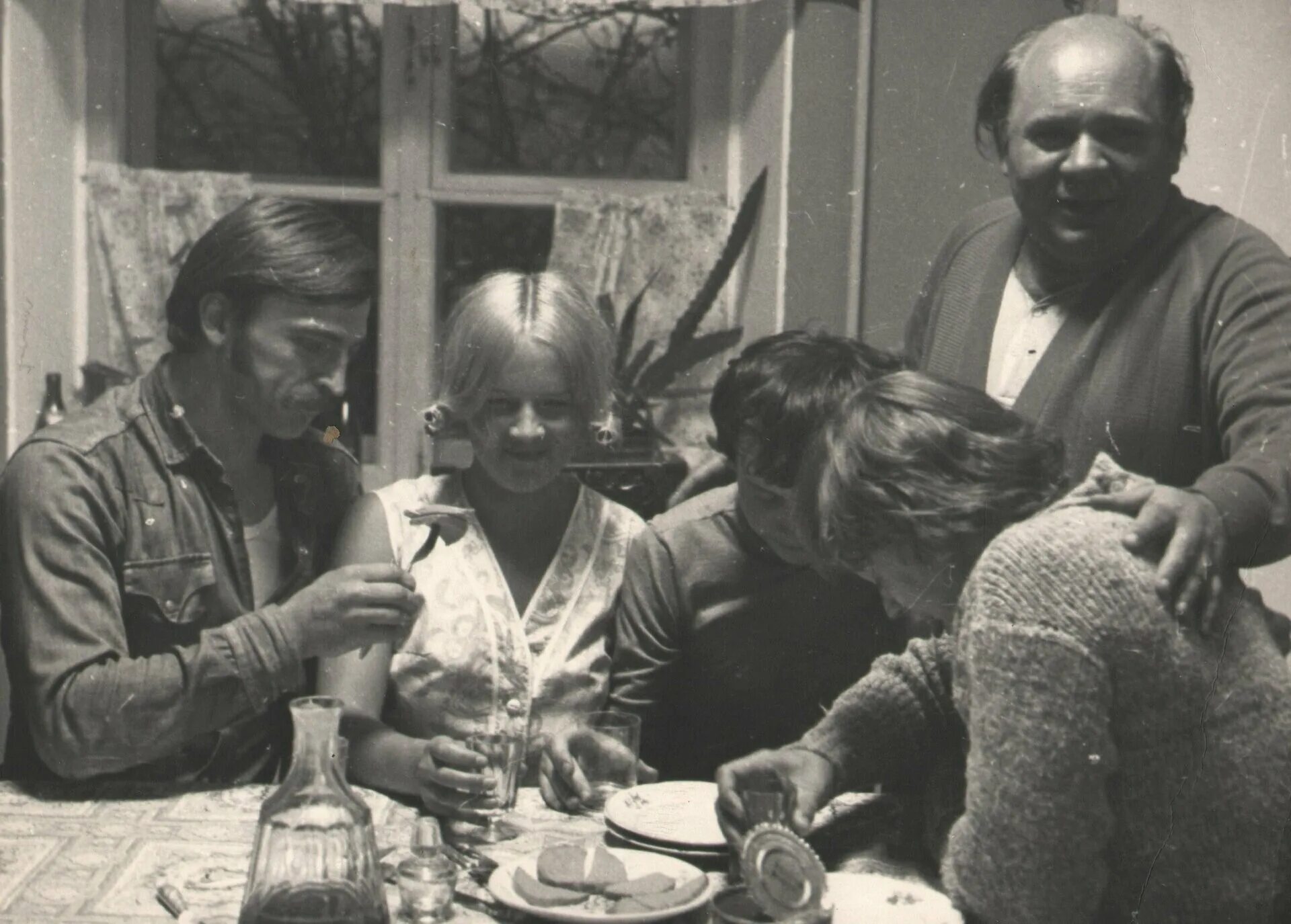 Старшая сестра и младший брат. Мужчина читает завещание. Бабушка пьет таблетки. Снять со старшего. Сестра и брат драка.