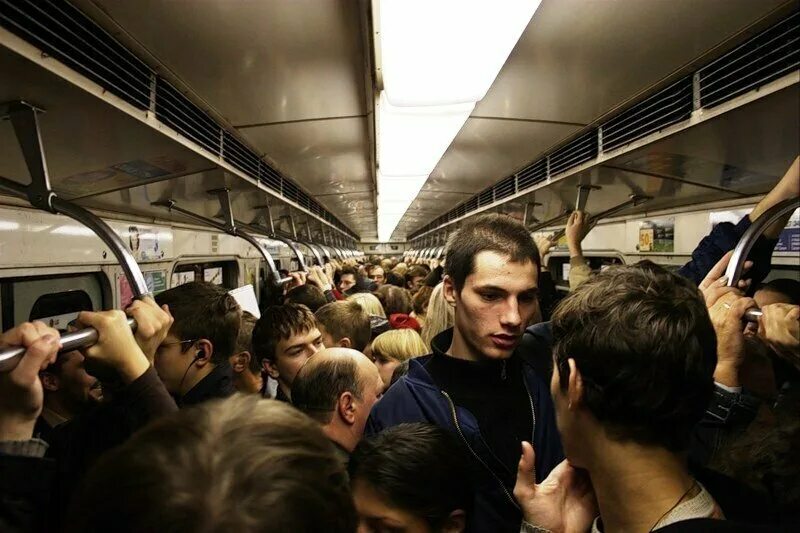 Час пик в метро. ЧАСПИК В Московском метро. Толпа в метро. Толпа людей в метро. Много людей в метро