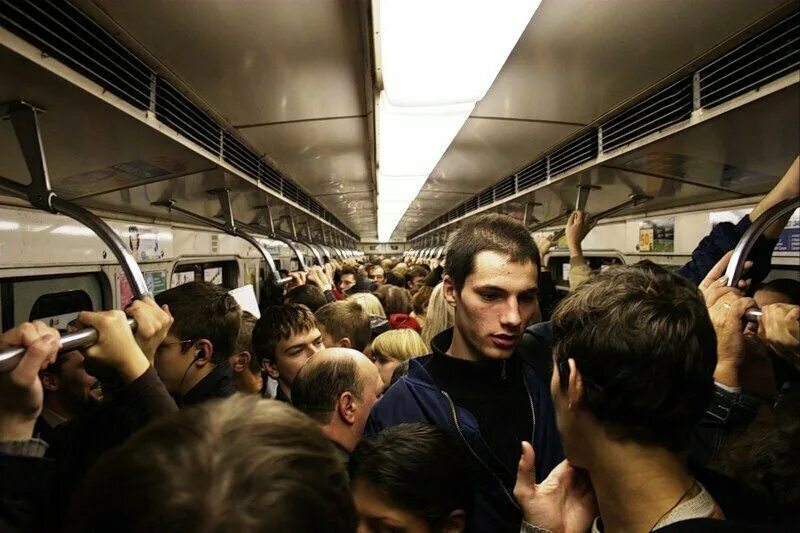 4 часа в метро. Час пик в метро. часпик в московском метро. толпа в метро. толпа в вагоне метро.