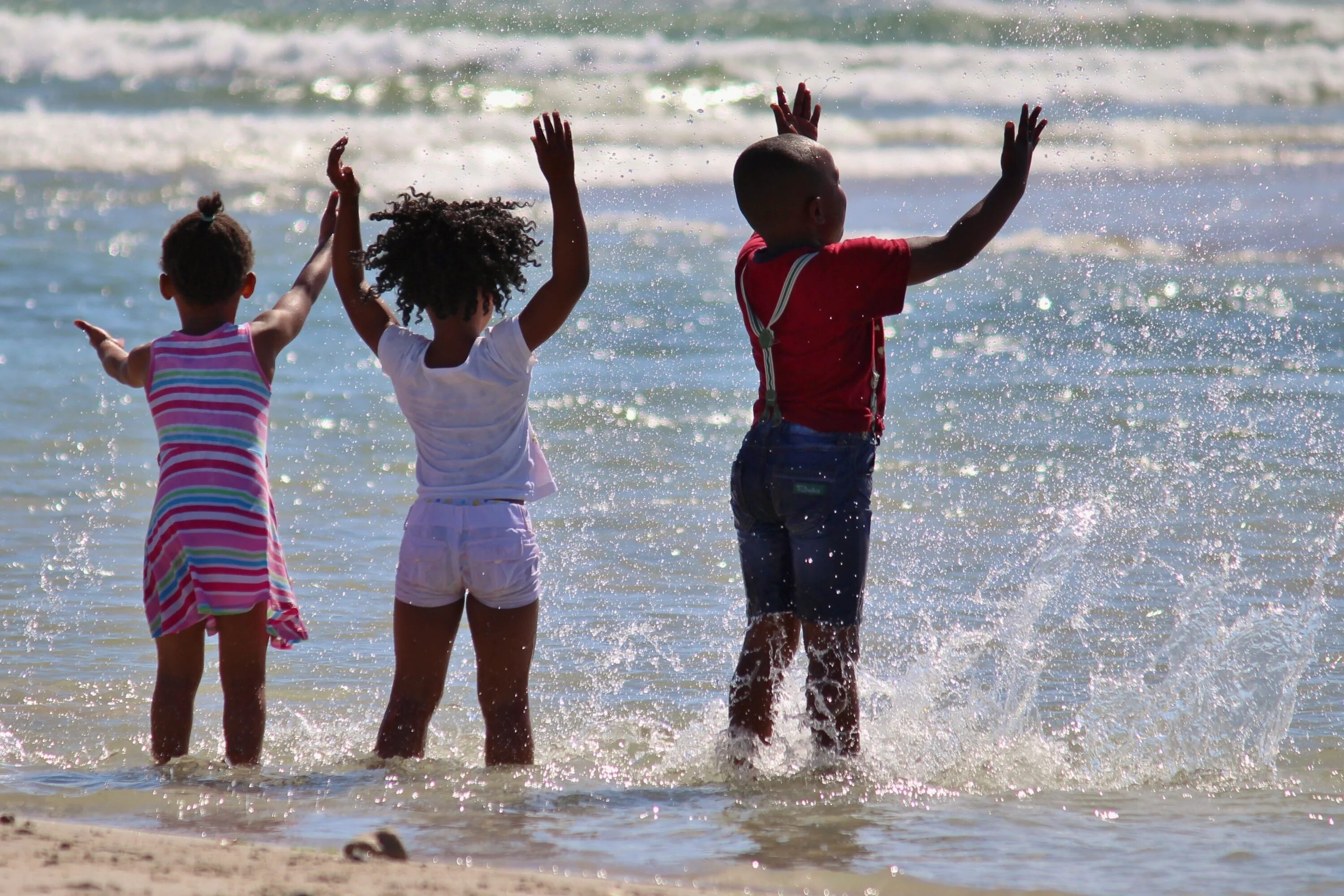 Дети на море. Ребятишки на пляже. Лето дети море. Малыш на пляже.