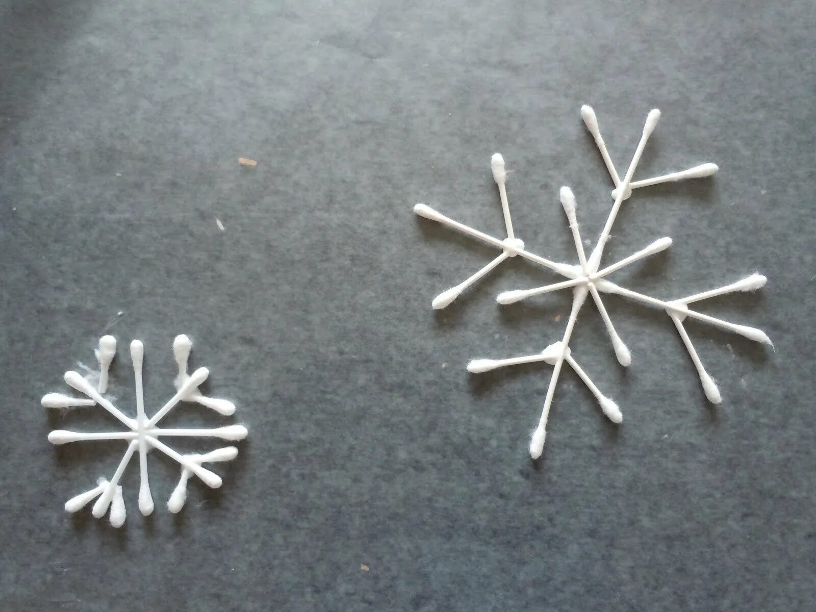 поделка снежинка. сделать снежинку из ватных палочек своими руками. снежинка из ватных палочек. снежинка из умных палочек. сделать снежинку из ватных палочек своими руками.