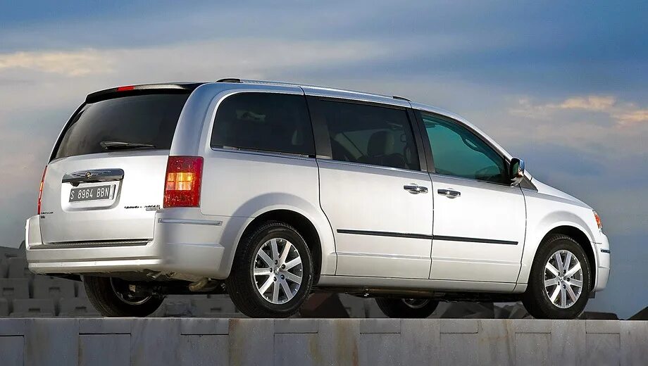 Крайслер гранд вояджер 2014. Chrysler town country 2010. Крайслер вояджер 5 поколения. Гранд вояджер 5. Крайслер вояджер 5.