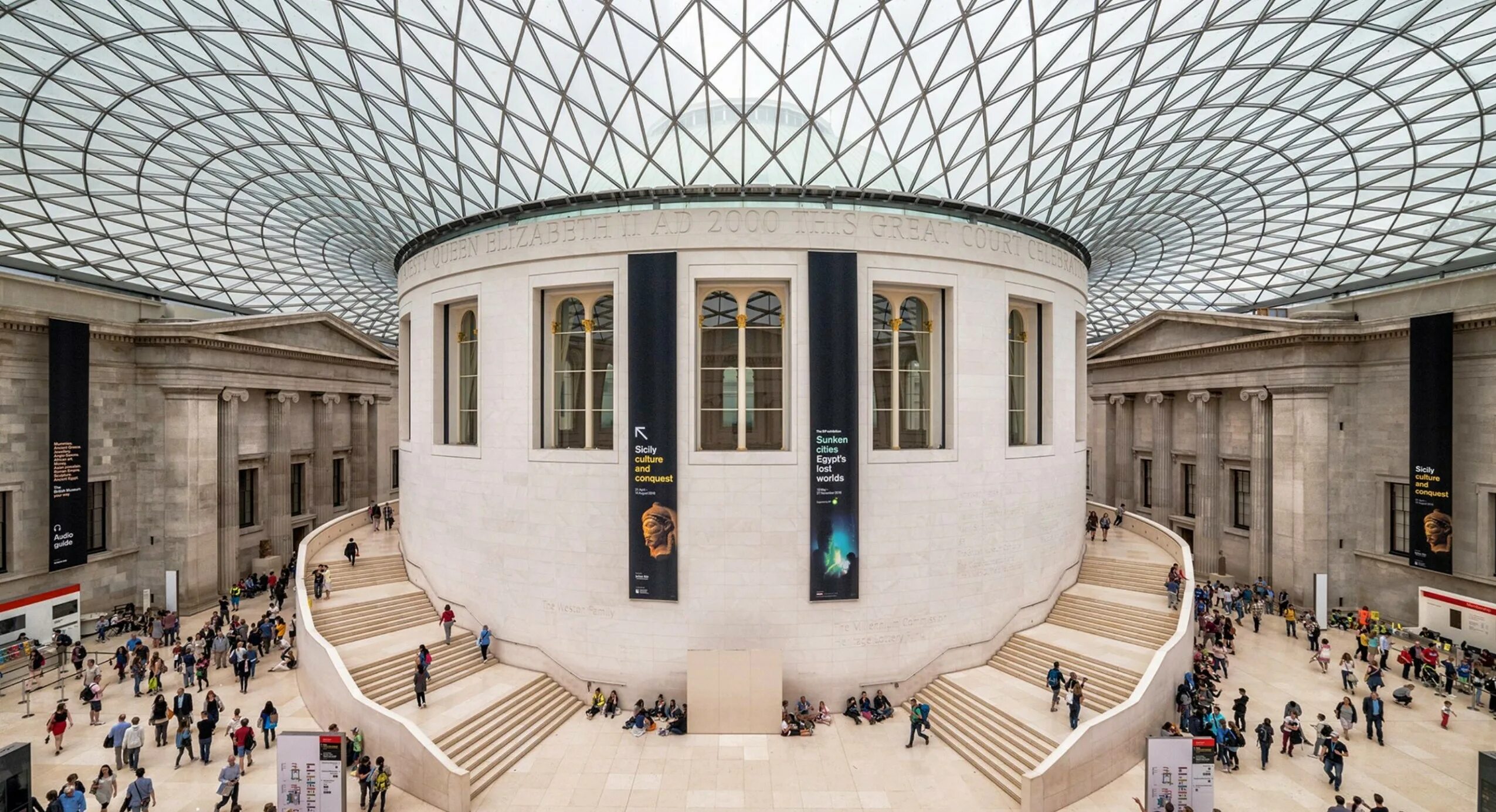 Британский музей (British Museum). Британский музей (British Museum) в Лондоне ночи в музее. Здание британского музея в Лондоне.