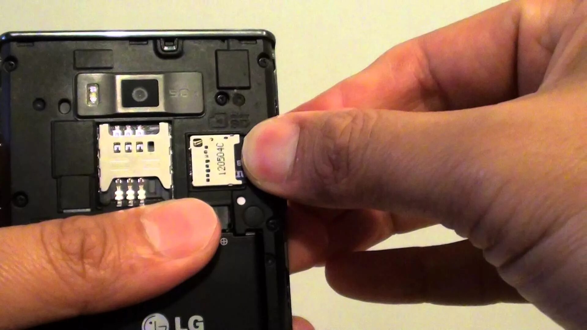 Как достать память из телефона. Lg 0168 телефон sim karte. как вставить флешку в телефон. сим карта lg. как достать симку из кнопочного телефона.