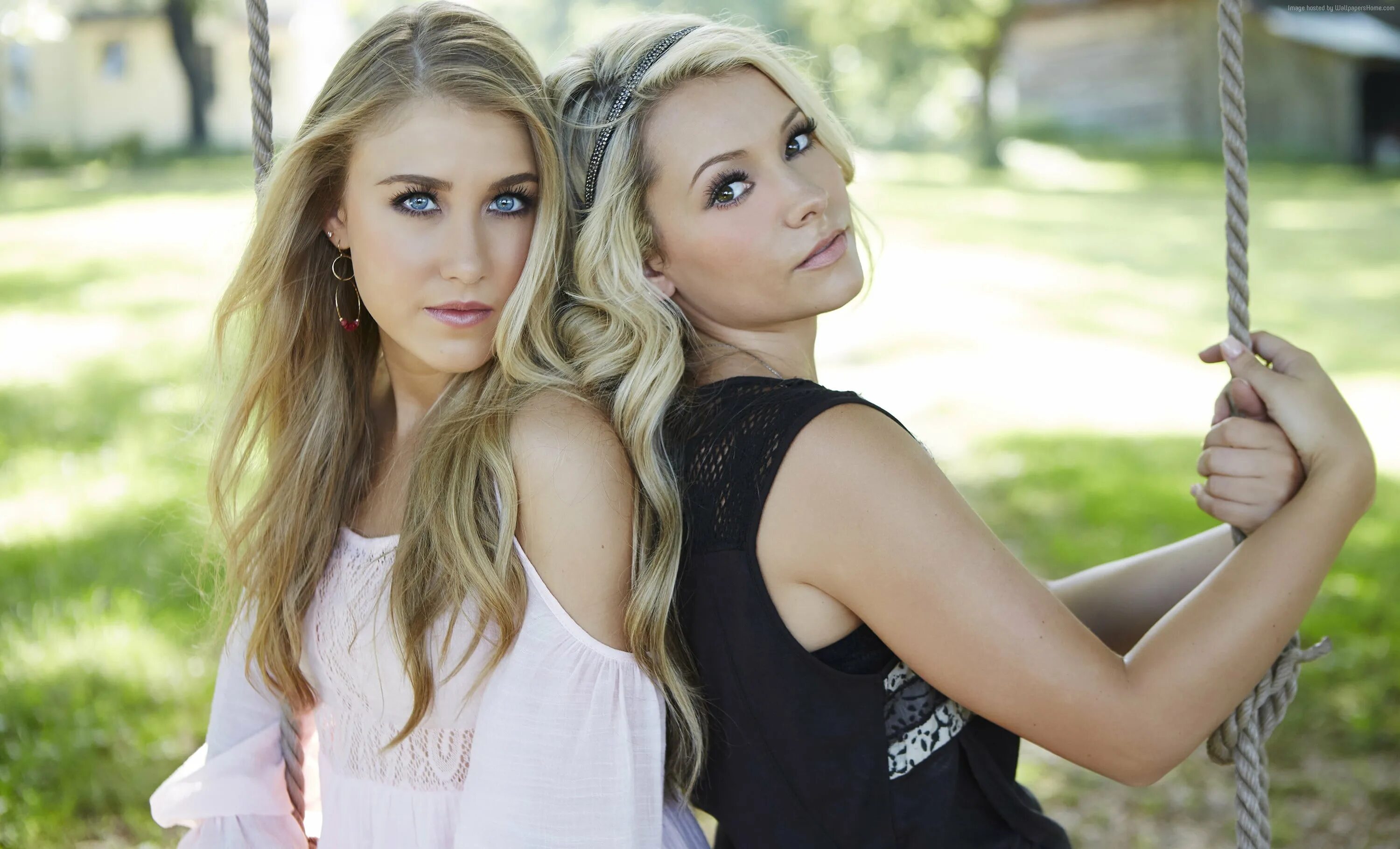 2 подруги 18. Maddie & Tae. Красивые подруги. Блондинка и брюнетка. Две подружки.