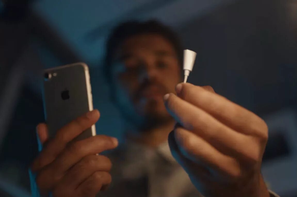 Компьютер apple 2023. Реклама apple. Рекламный видеоролик apple. Рекламный плакат airpods. Рекламные ролики apple.