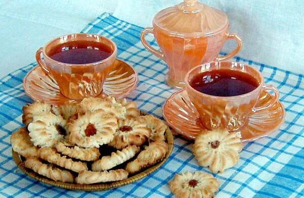 Заваривая чай мне хотелось угостить друзей вкусным. Угощения к чаю. Угощаю чаем с пирогами. Чашкой чая угощаю. Чаепитие с пирогами и конфетами.