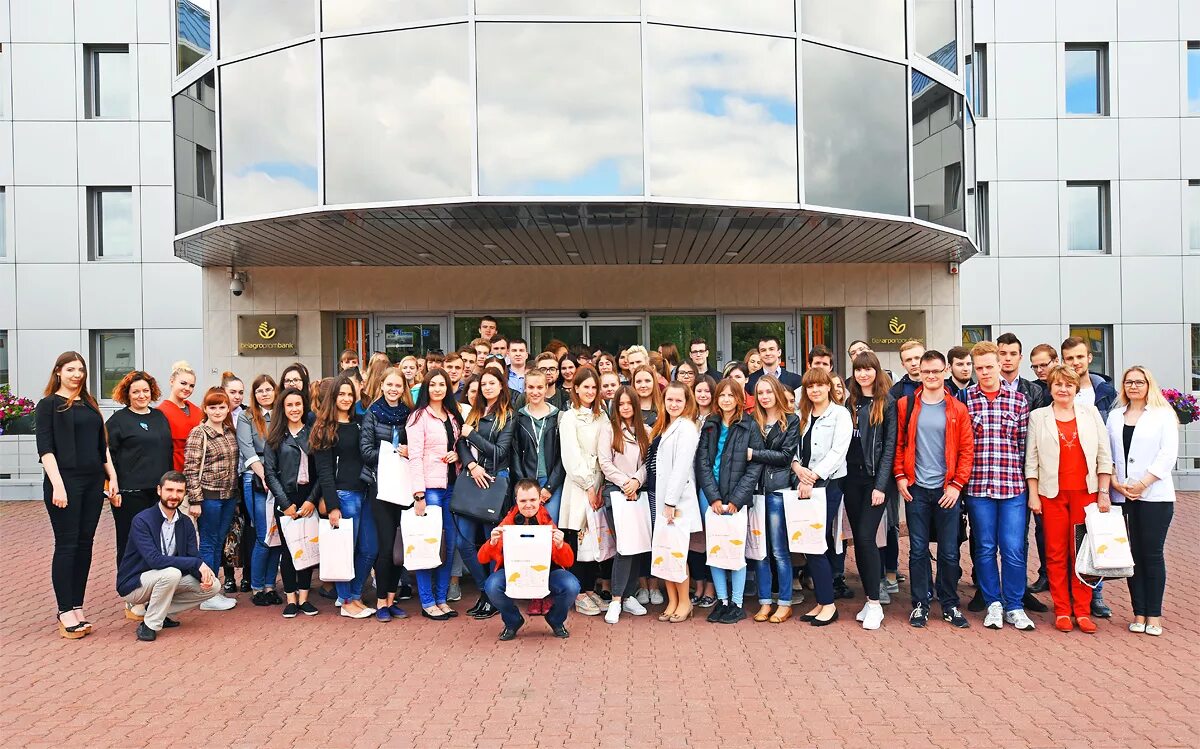 Новосибирский государственный университет экономики и управления. Белорусский государственный экономический университет факультеты. Рэу плеханова экономический факультет. Факультеты экономического университета. Рэу имени плеханова москва университет.