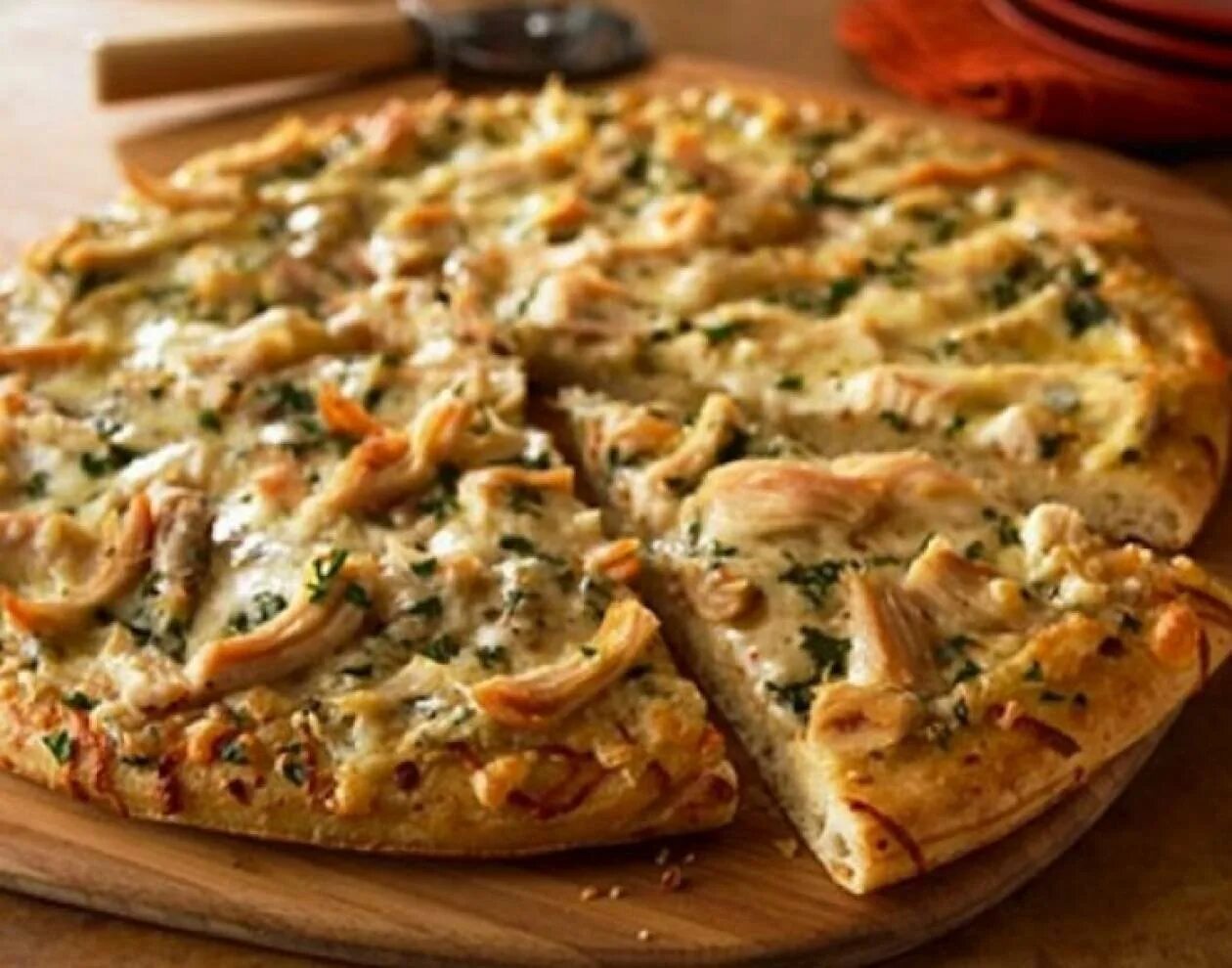 Покажи какие рецепты. Пицца Чикен курица. Пицца с курицей. Пицца с курицей и сыром. Пицца с курицей и грибами.