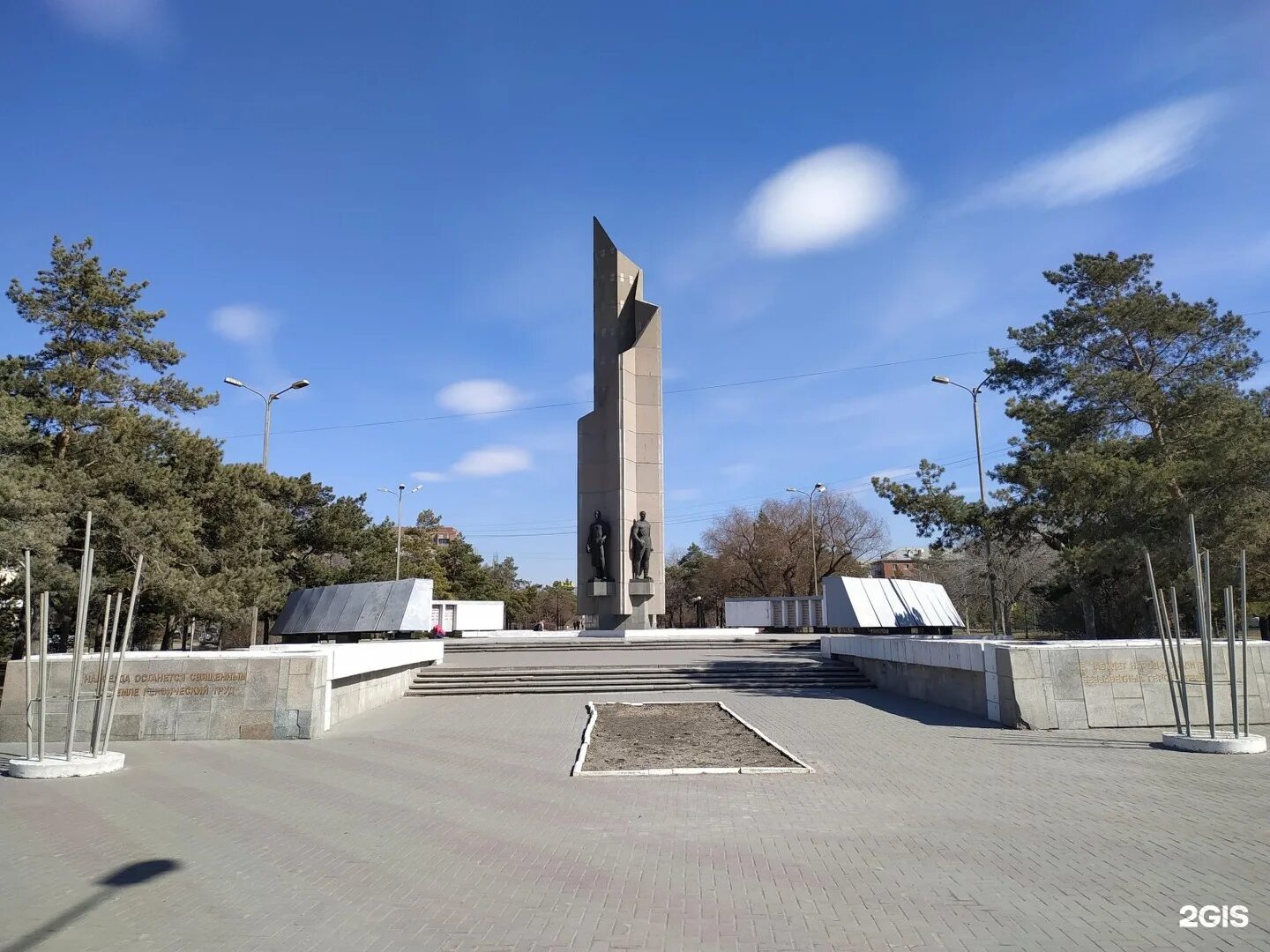 Омск памятник монумент слава. Монумент славы омск. Мемориальный комплекс слава героям омск. Монумент славы героев. Монумент славы героев.