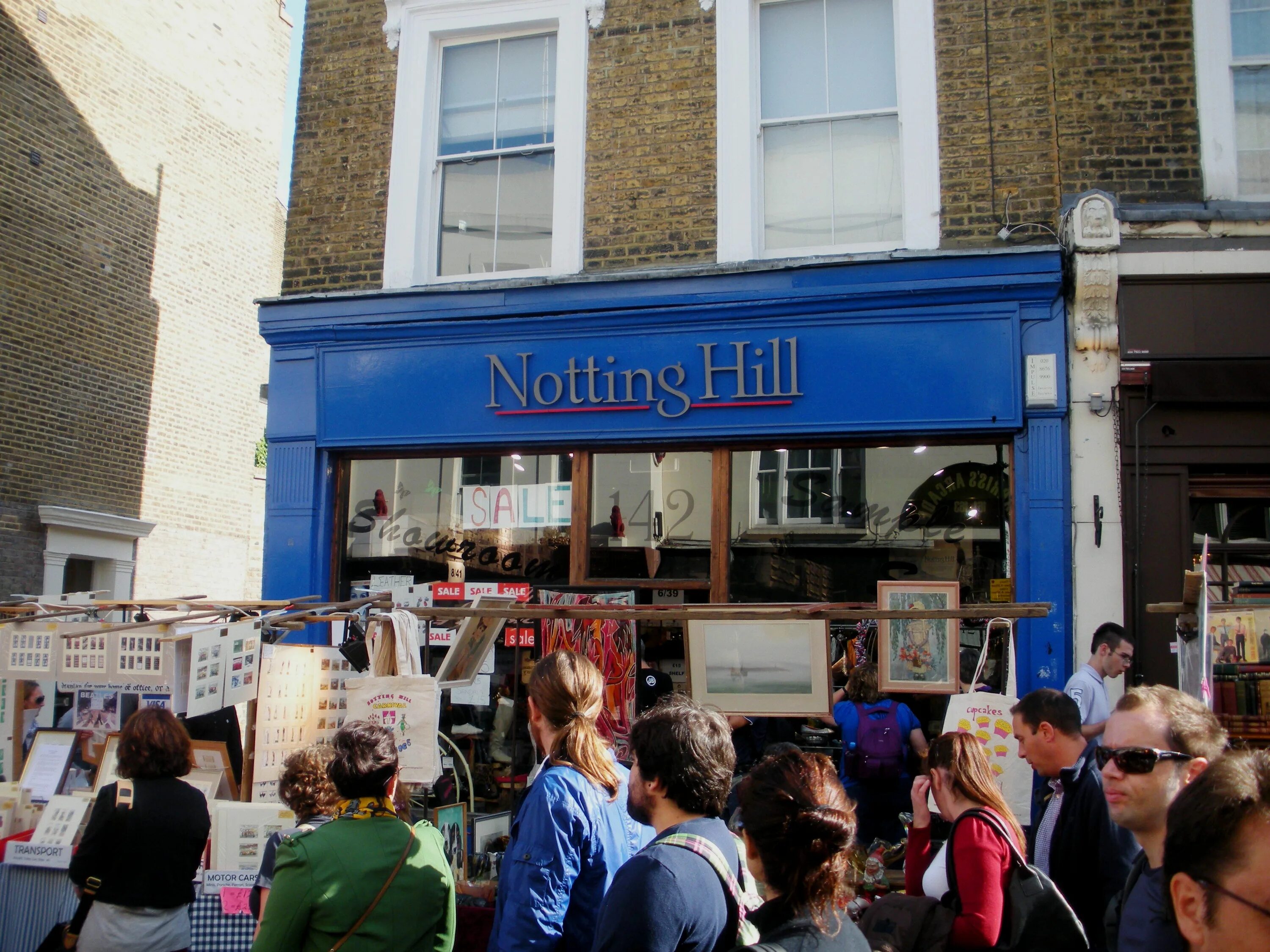 Road market. Notting Hill Лондон. Портобелло роуд в Лондоне. Ноттинг Хилл магазин путеводителей.