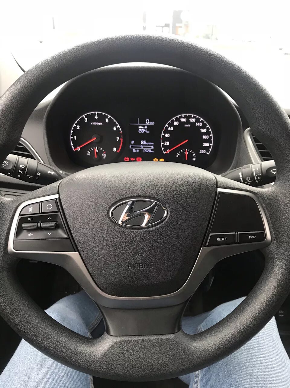 Кожаный руль 2.0 (эконом вариант) - Hyundai Solaris (2G), 1,6 л, 2020 года аксес