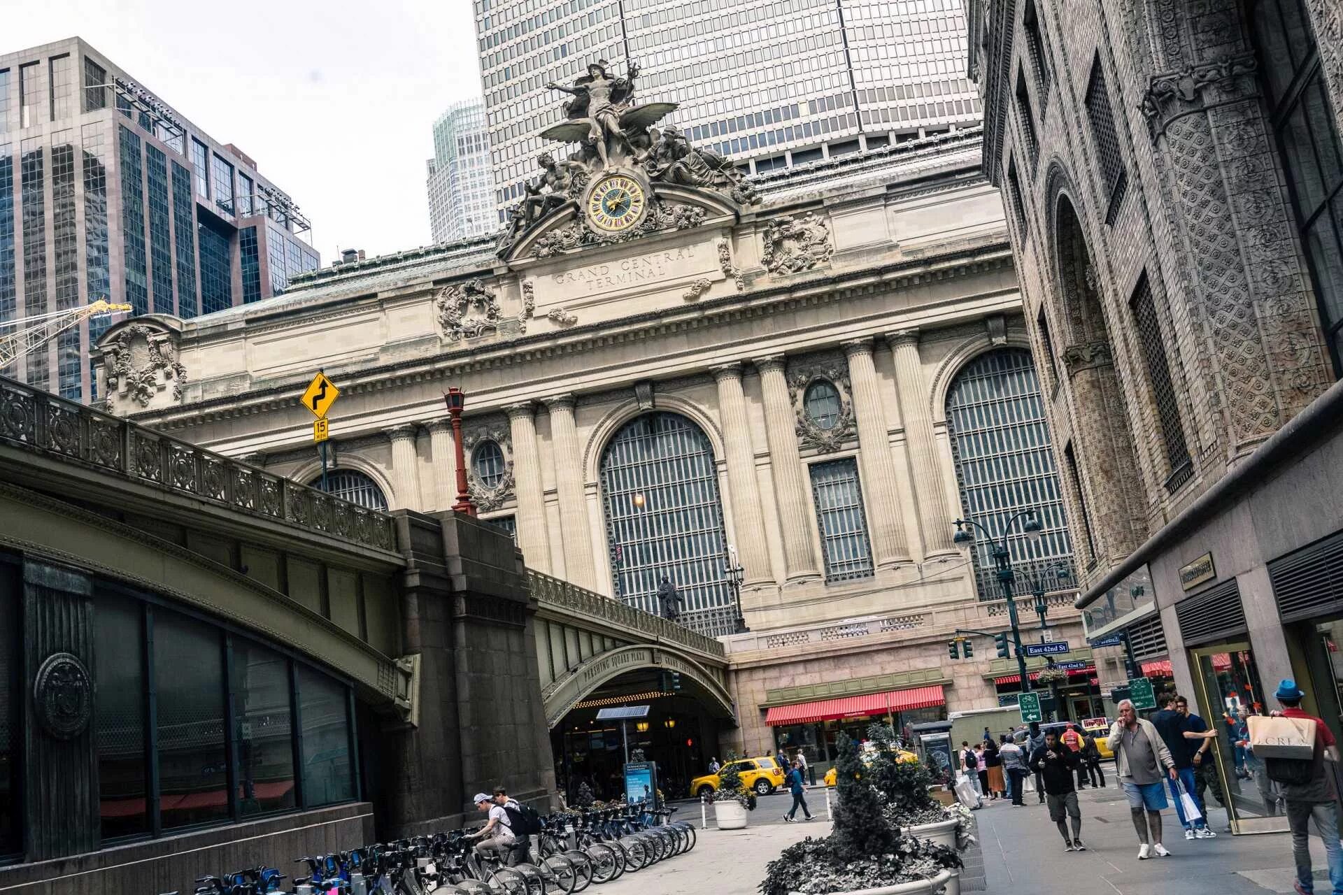 New central. Центральный вокзал Нью-Йорка статуя. Grand Central Terminal New York. Гранд Сентрал в Нью-Йорке снаружи. Гранд Сентрал, Нью-Йорк, старый.